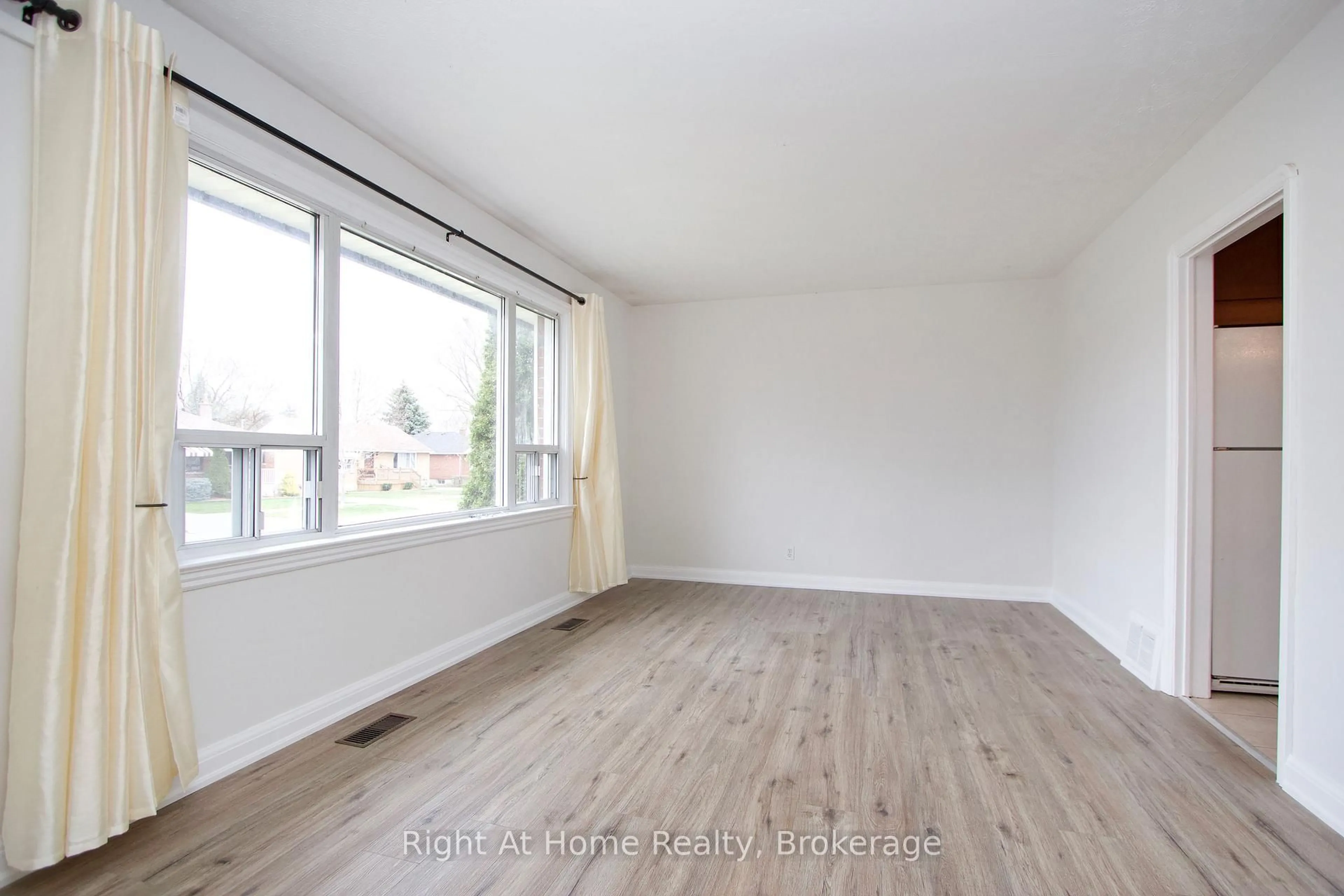 A pic of a room for 280 Highland Ave, Oshawa Ontario L1H 6A9