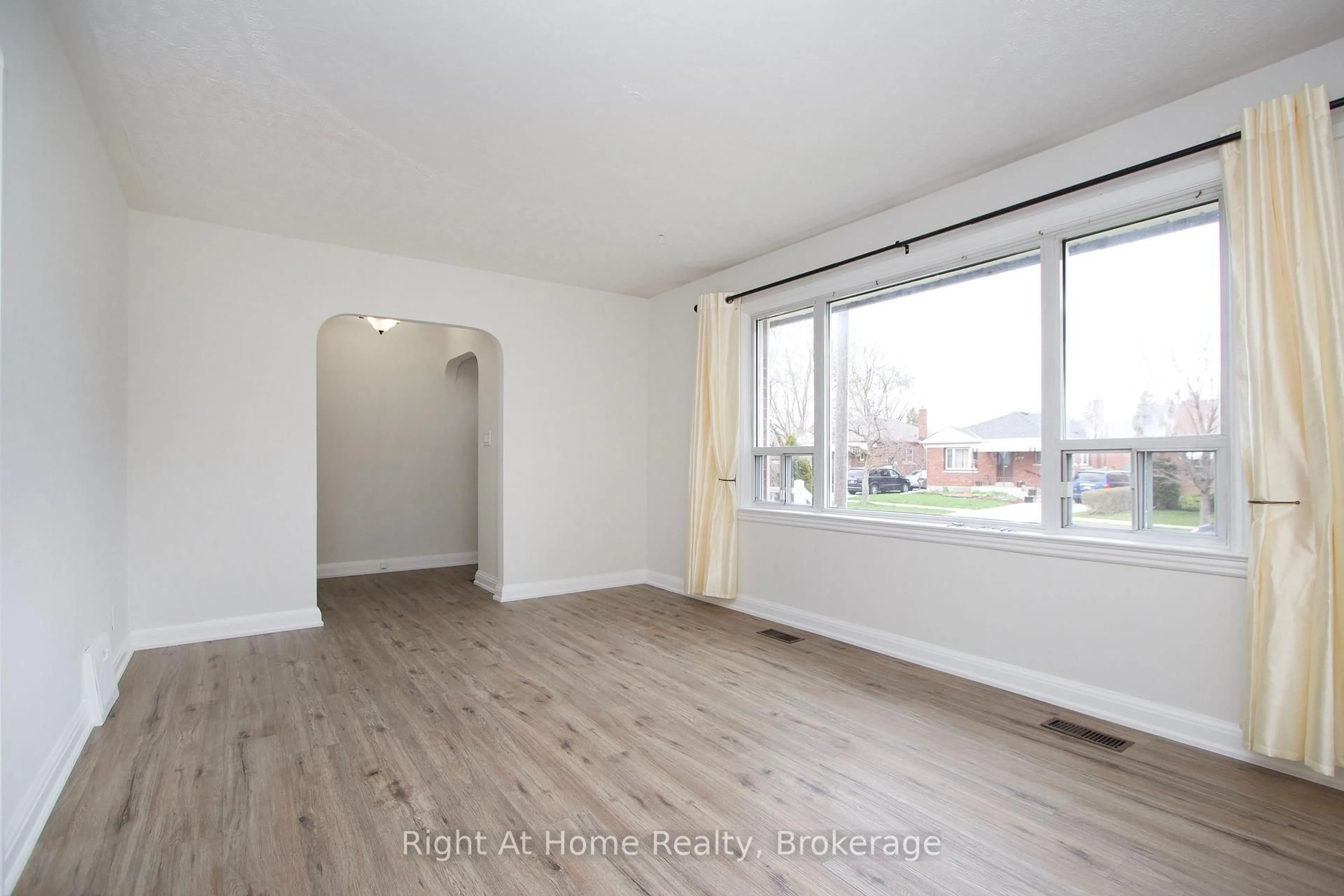A pic of a room for 280 Highland Ave, Oshawa Ontario L1H 6A9