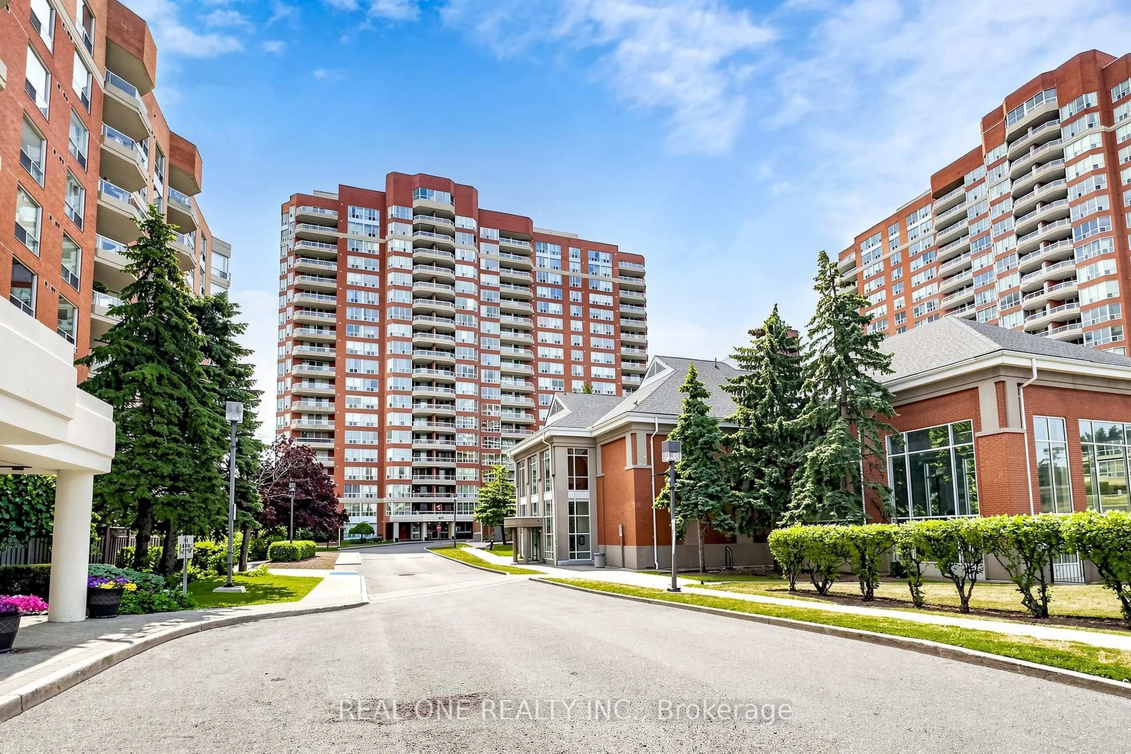 Indoor foyer for 410 Mclevin Ave #1612, Toronto Ontario M1B 5J5