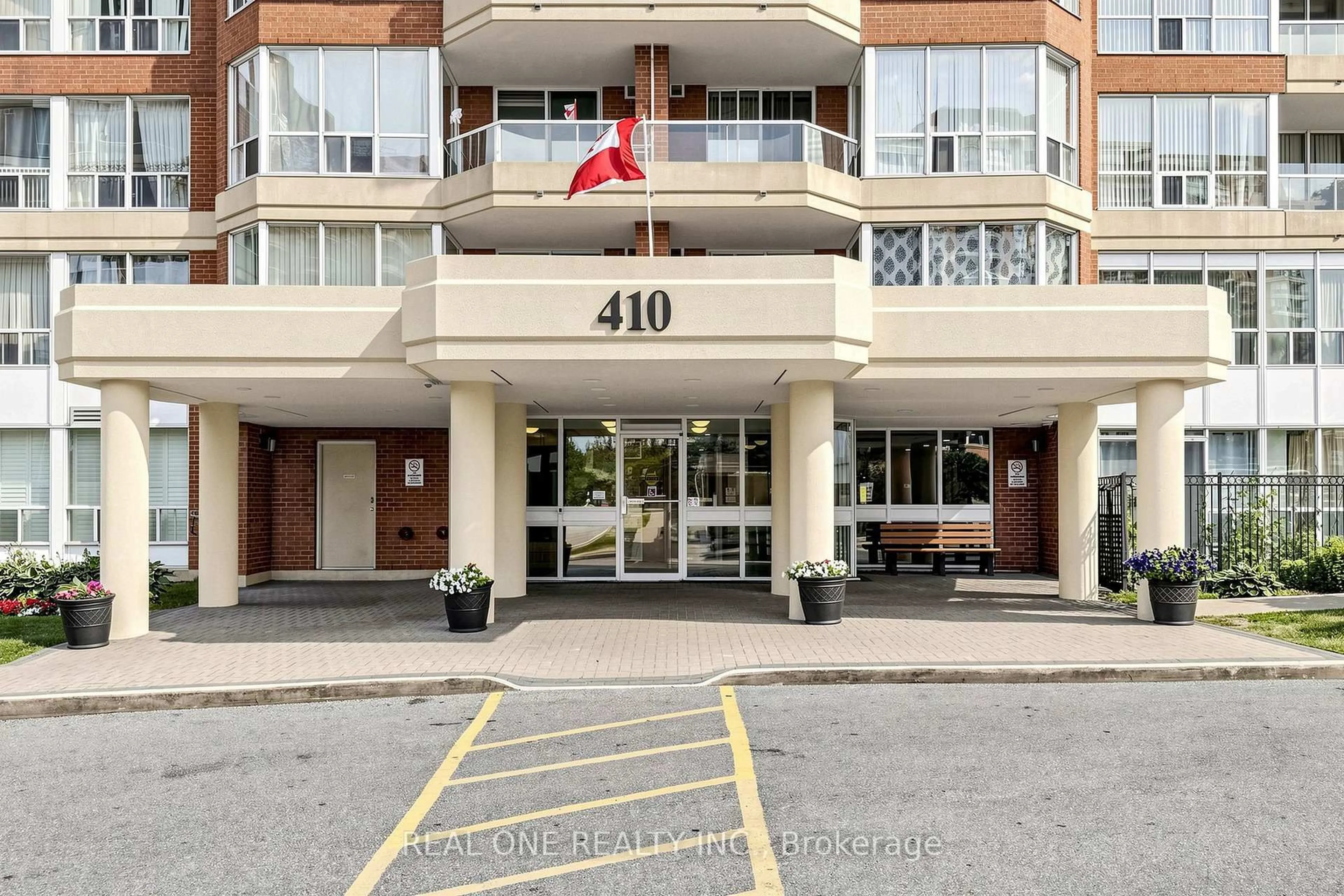 Indoor foyer for 410 Mclevin Ave #1612, Toronto Ontario M1B 5J5