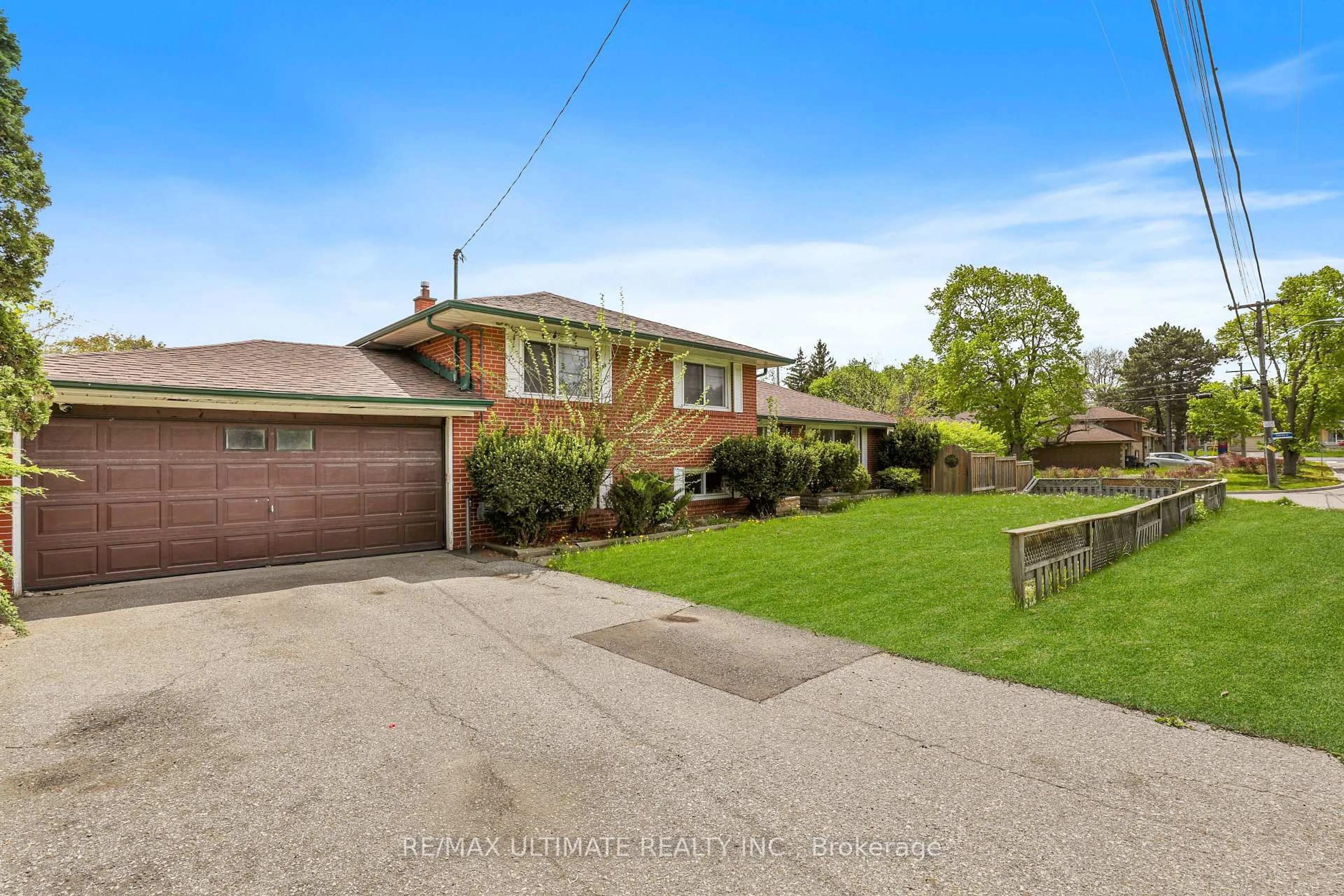 A pic from outside/outdoor area/front of a property/back of a property/a pic from drone, street for 7 Eastpark Blvd, Toronto Ontario M1H 1C5