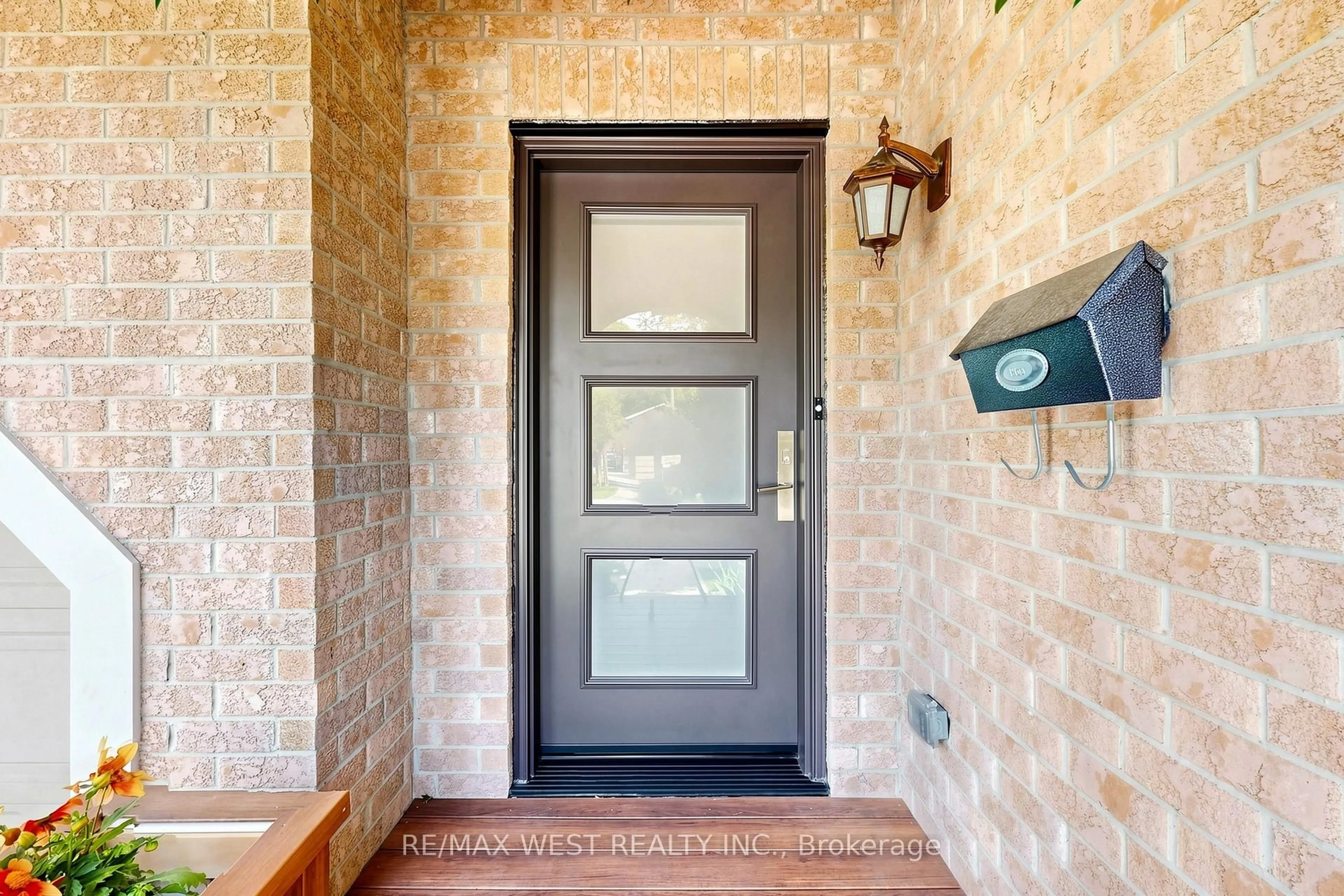 Indoor entryway for 1931 Fairport Rd, Pickering Ontario L1V 1T5