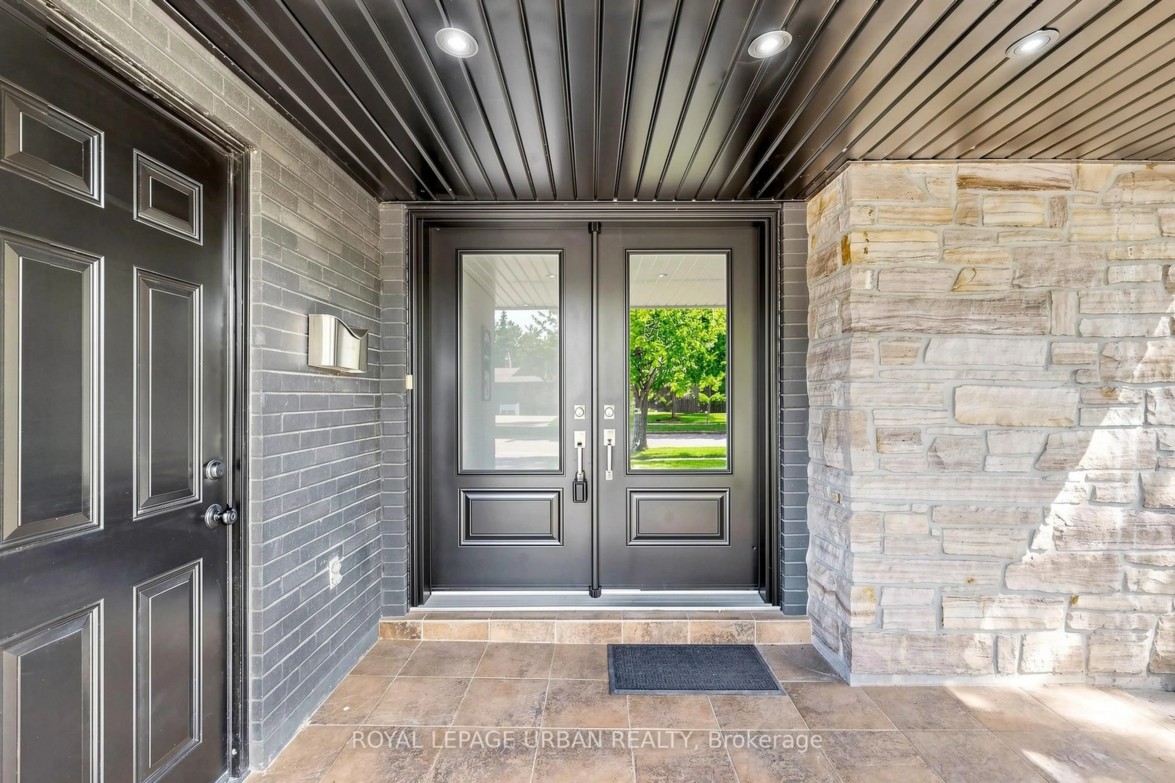 Indoor entryway for 11 Caronridge Cres, Toronto Ontario M1W 1L1
