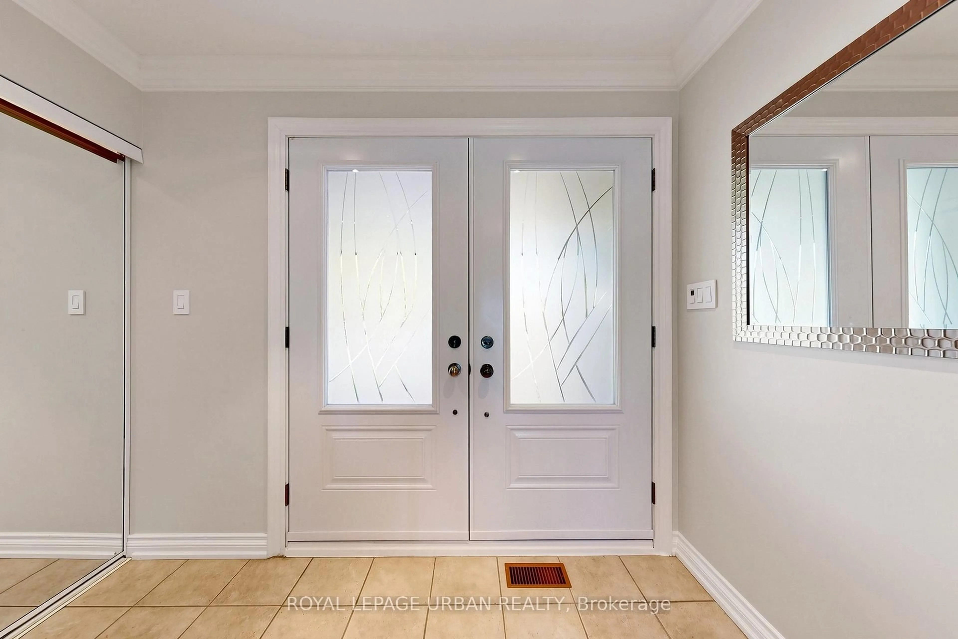 Indoor entryway for 11 Caronridge Cres, Toronto Ontario M1W 1L1