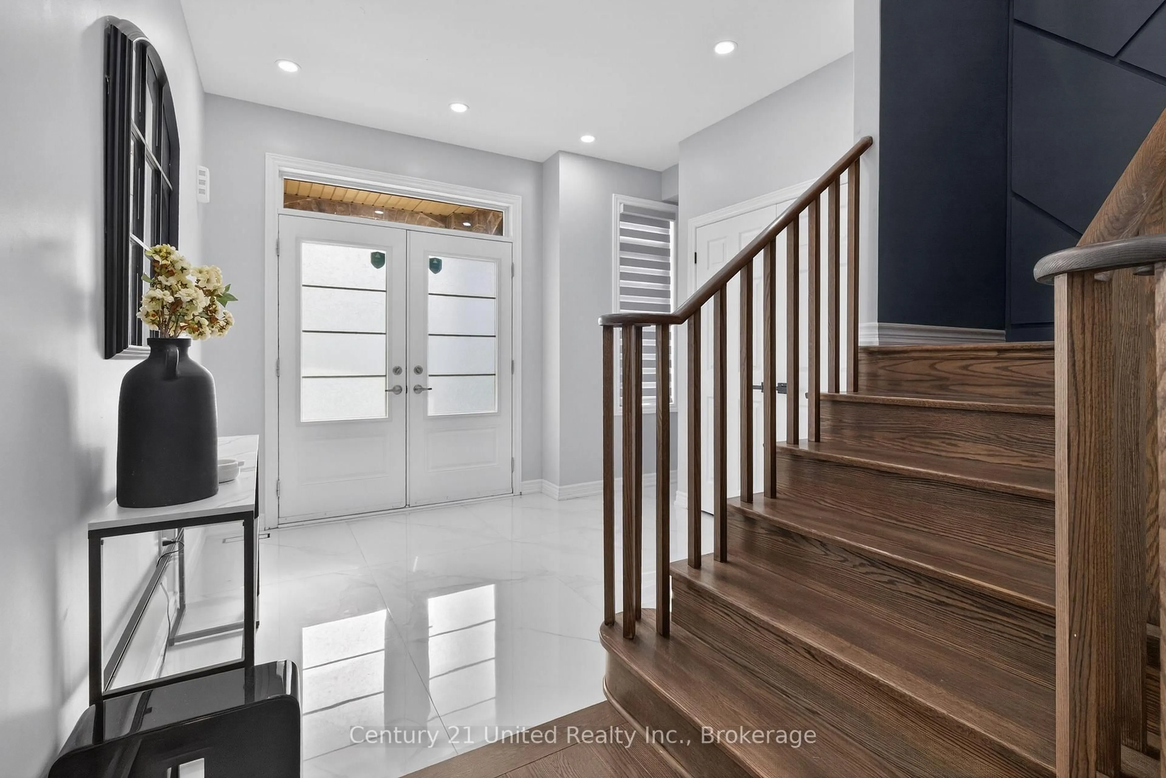 Indoor entryway for 1225 Shankel Rd, Oshawa Ontario L1K 3G2