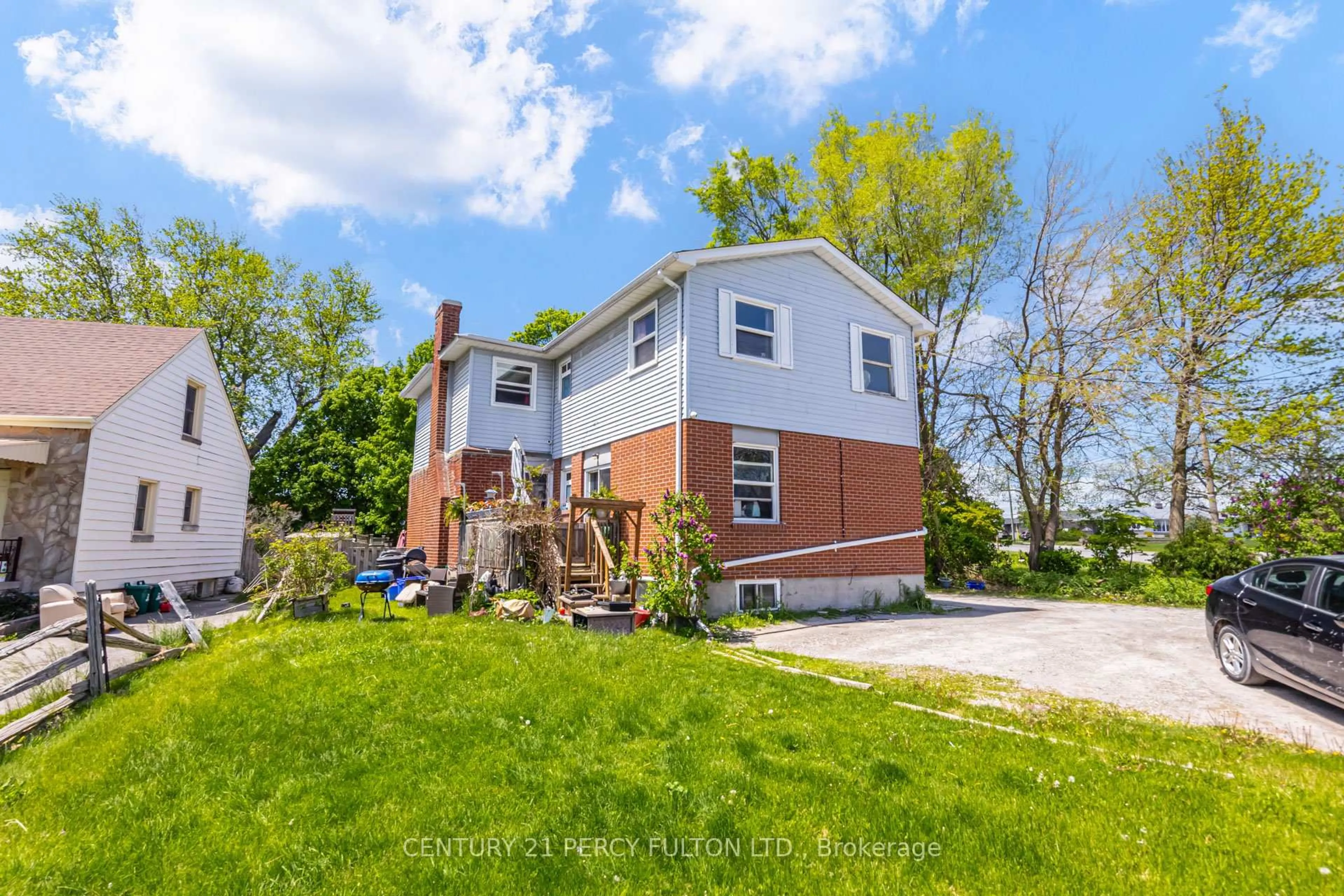 A pic from outside/outdoor area/front of a property/back of a property/a pic from drone, unknown for 1100 Simcoe St, Oshawa Ontario L1H 4L6