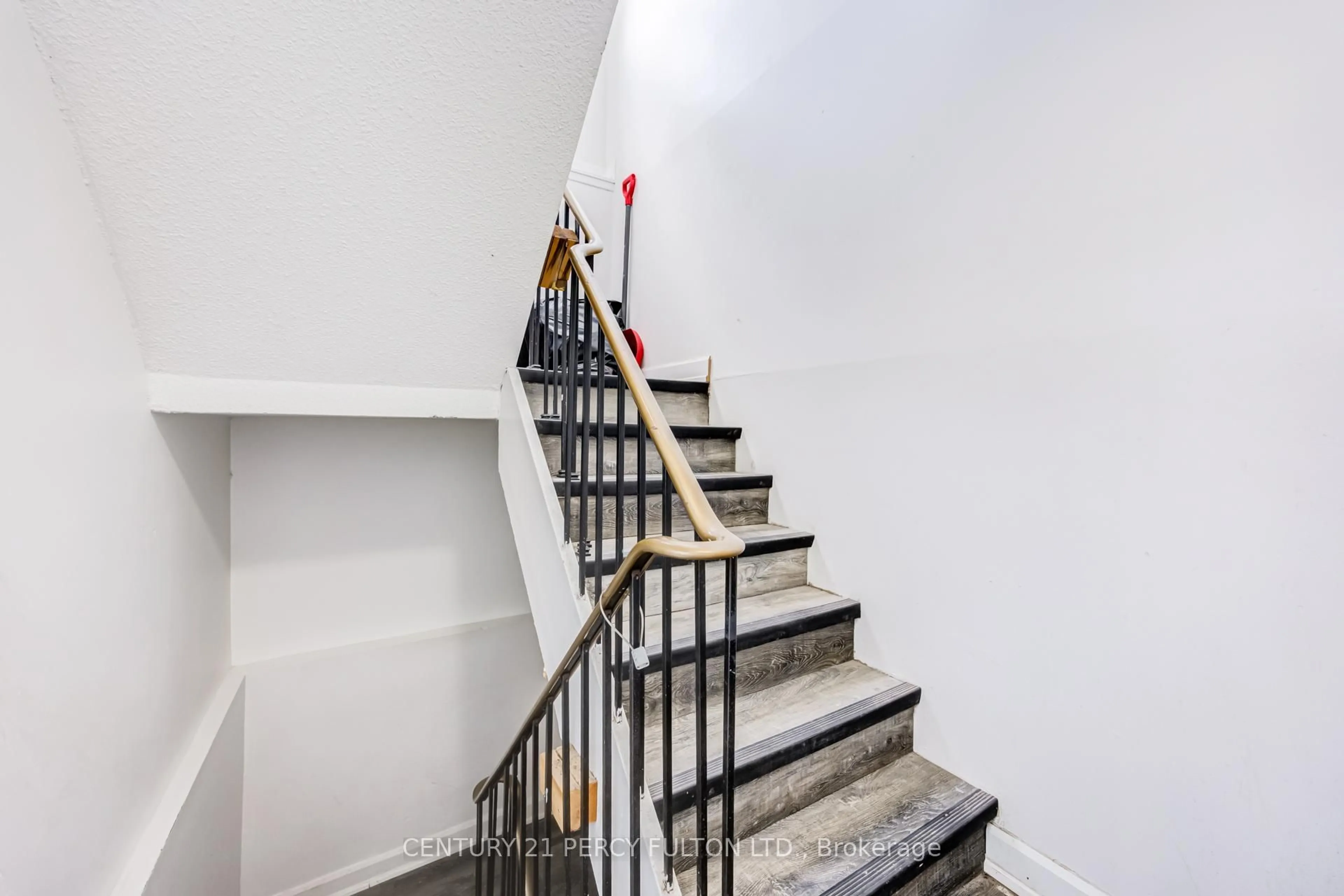 Stairs for 1100 Simcoe St, Oshawa Ontario L1H 4L6