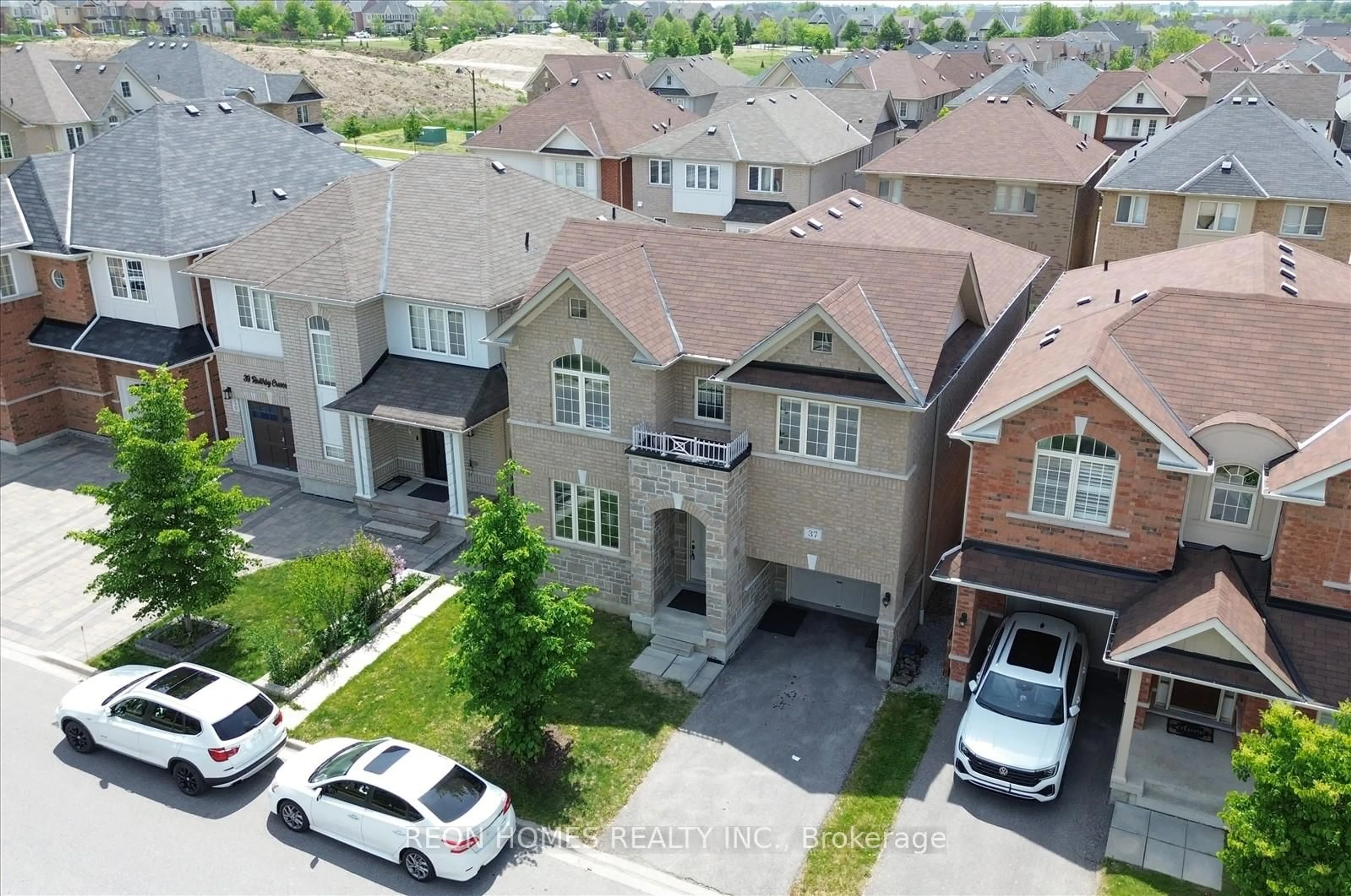 A pic from outside/outdoor area/front of a property/back of a property/a pic from drone, street for 37 Raithby Cres, Ajax Ontario L1Z 0S6