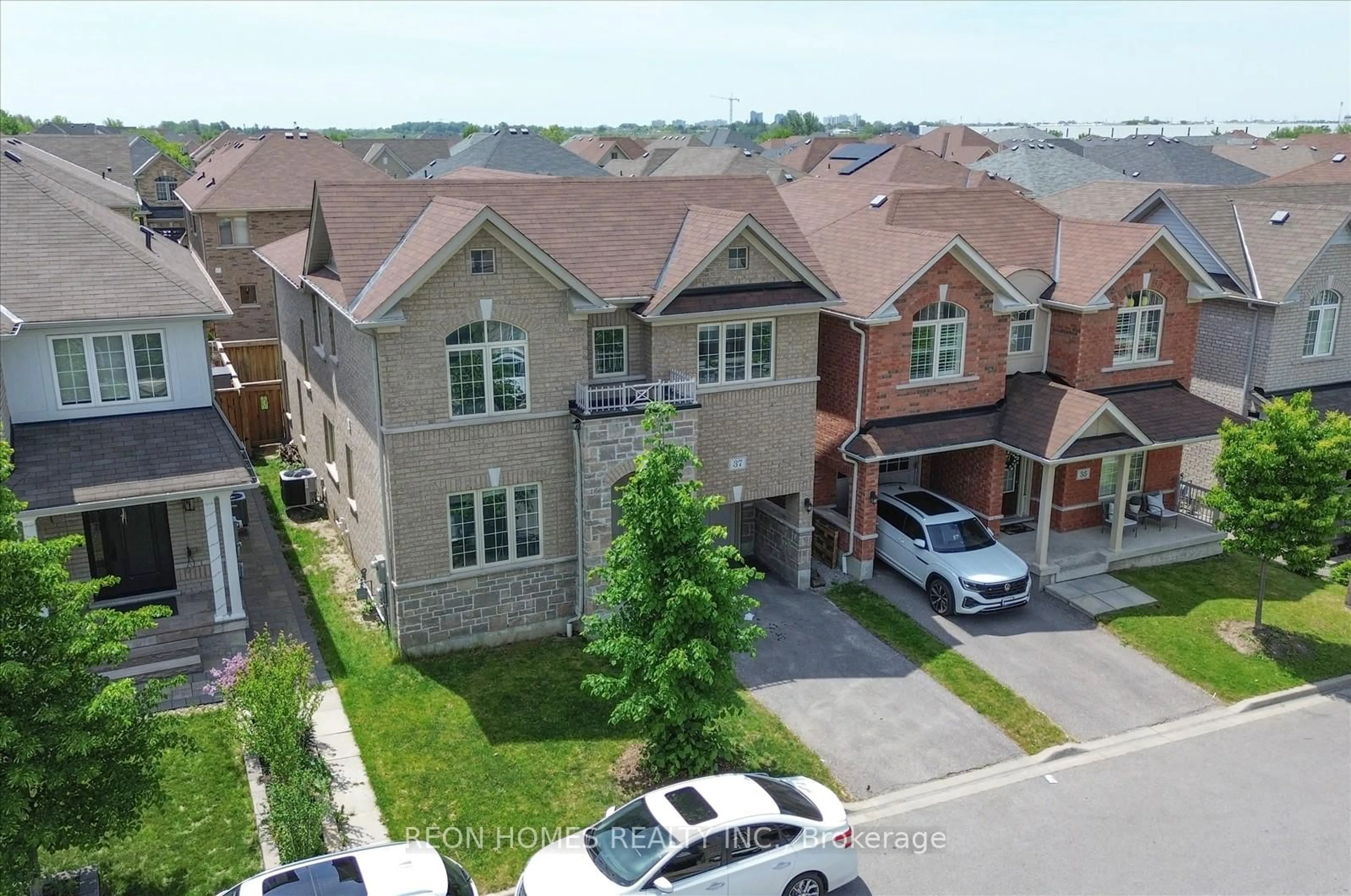 A pic from outside/outdoor area/front of a property/back of a property/a pic from drone, street for 37 Raithby Cres, Ajax Ontario L1Z 0S6