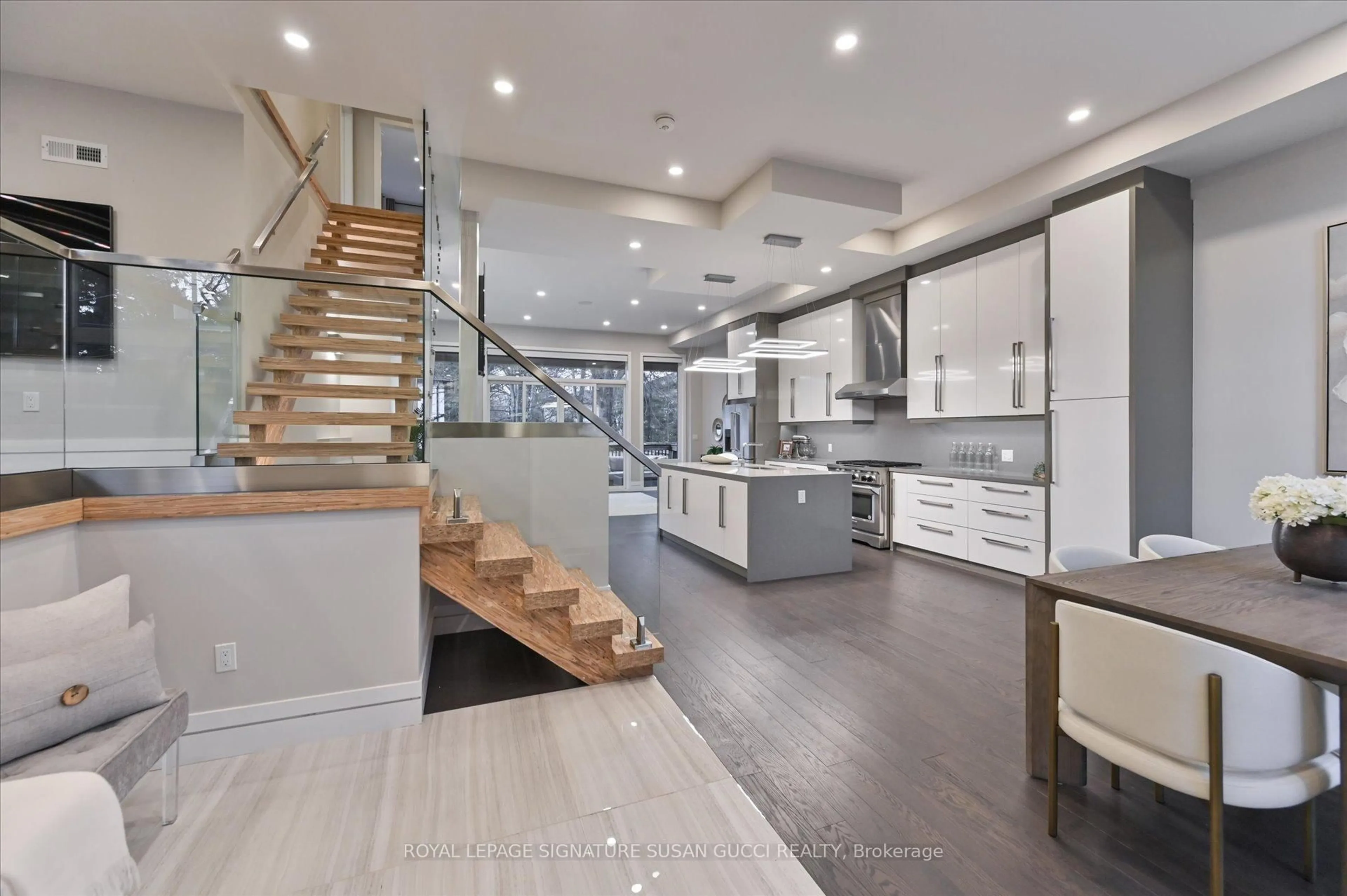 Open concept kitchen, ceramic/tile floor for 18 Ferris Rd, Toronto Ontario M4B 1G1