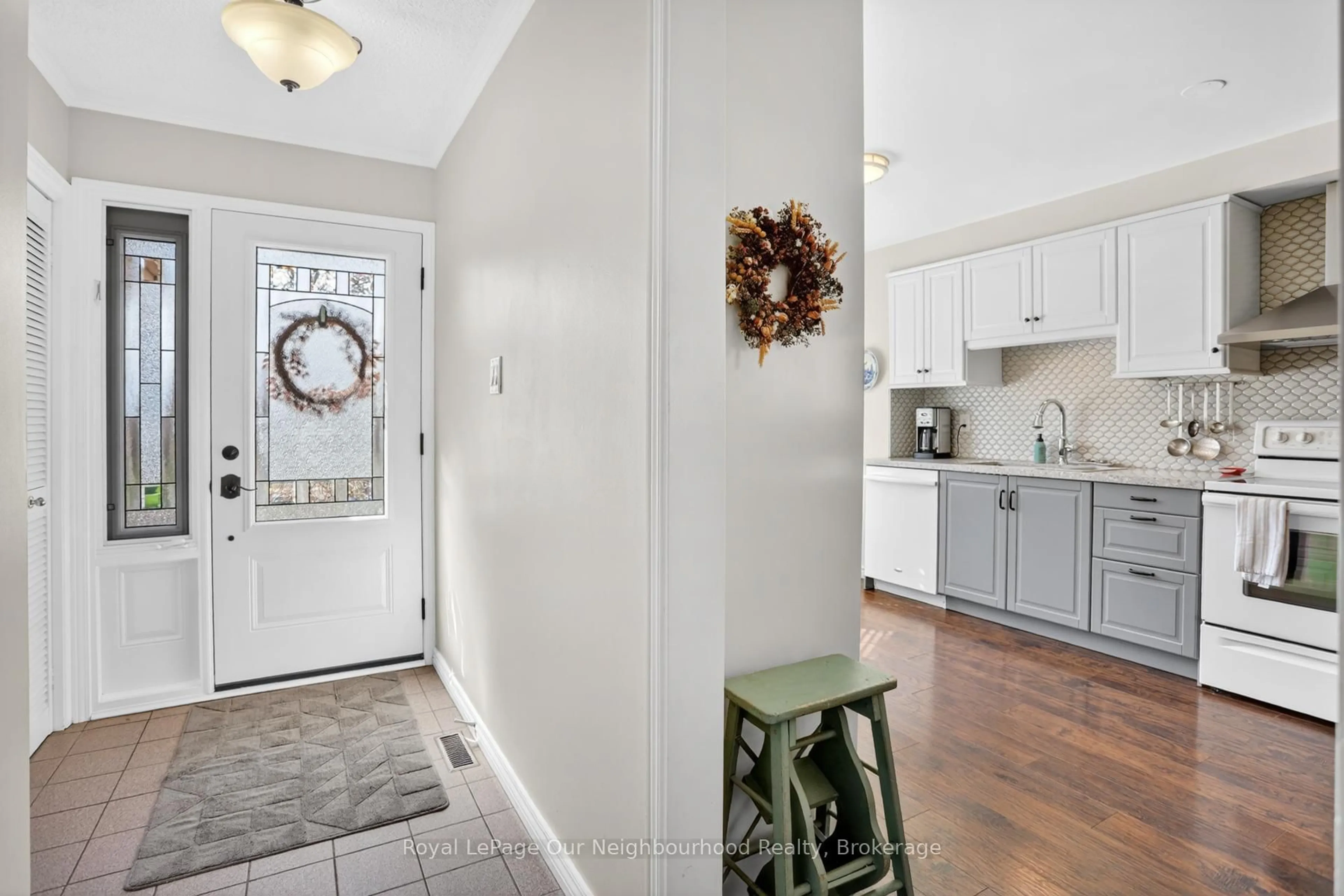 Indoor entryway for 656 Hillcroft St, Oshawa Ontario L1G 7X6