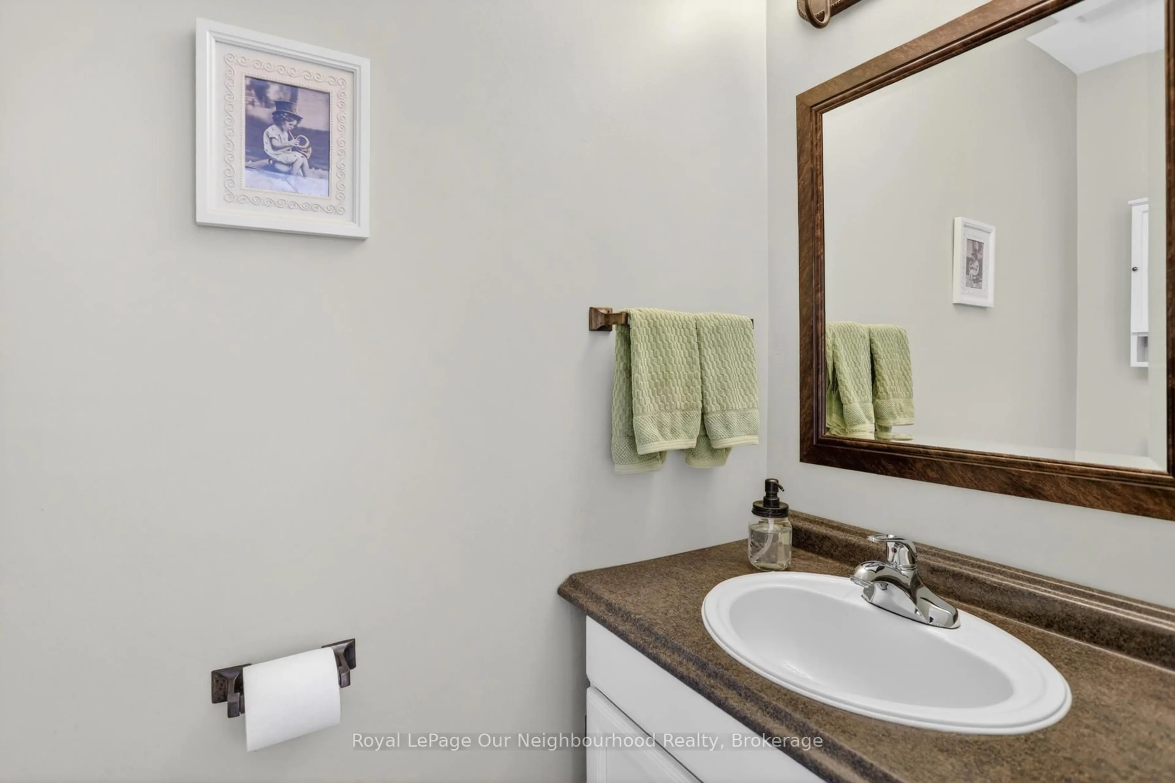 Standard bathroom, ceramic/tile floor for 656 Hillcroft St, Oshawa Ontario L1G 7X6