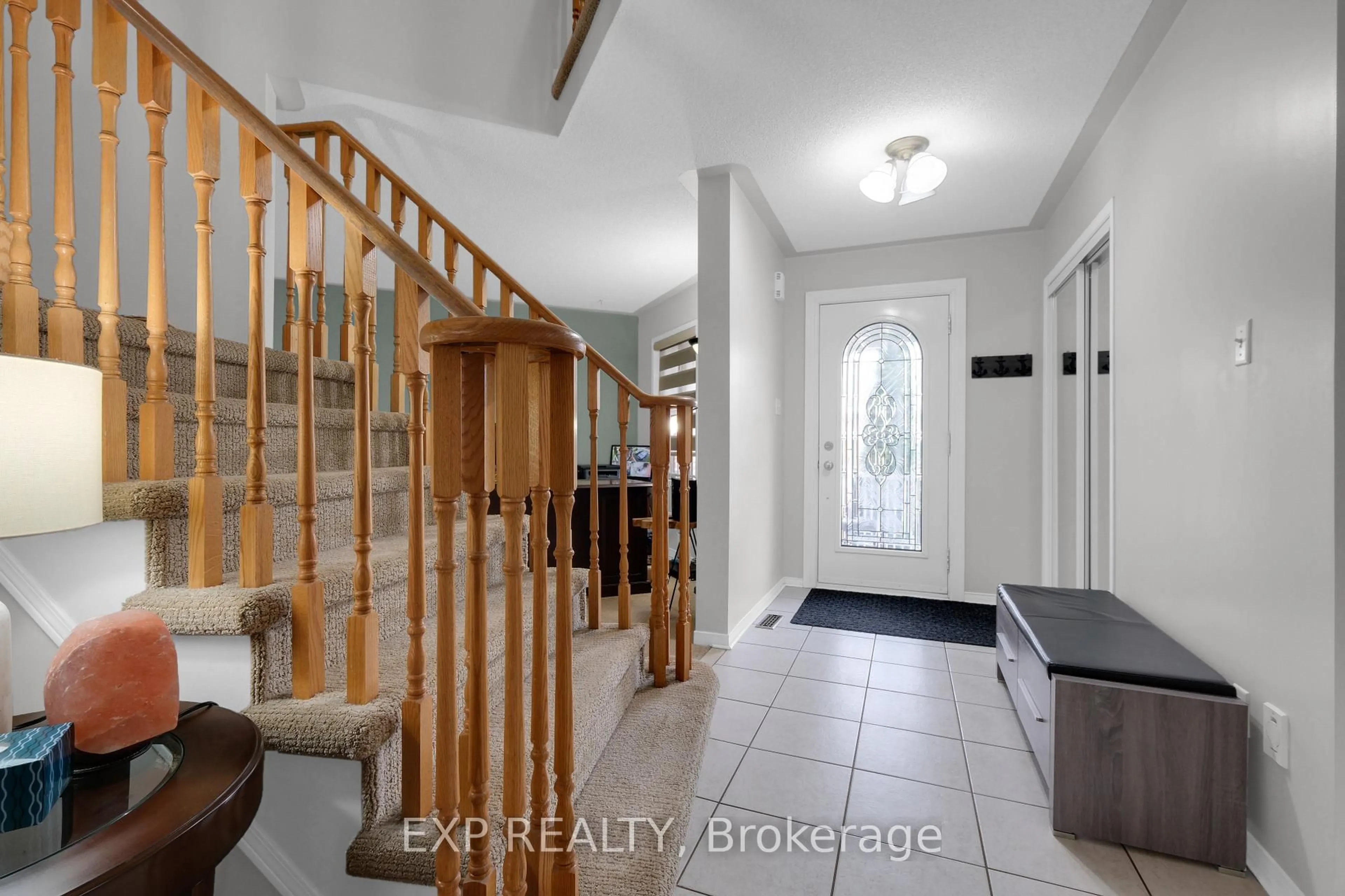 Indoor entryway for 548 Ormond Dr, Oshawa Ontario L1K 2L4