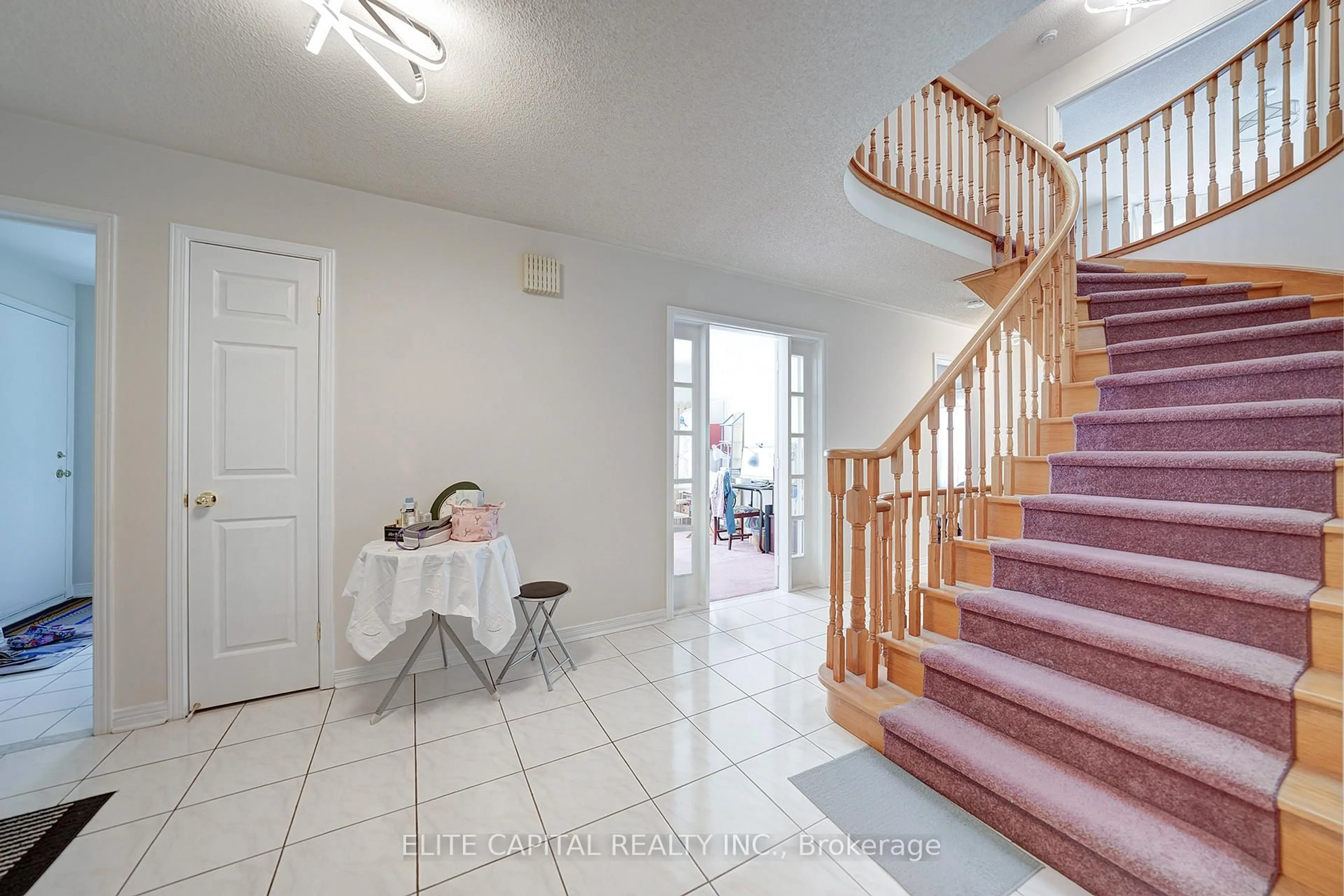 Indoor foyer for 36 Ashcott St, Toronto Ontario M1V 5G5