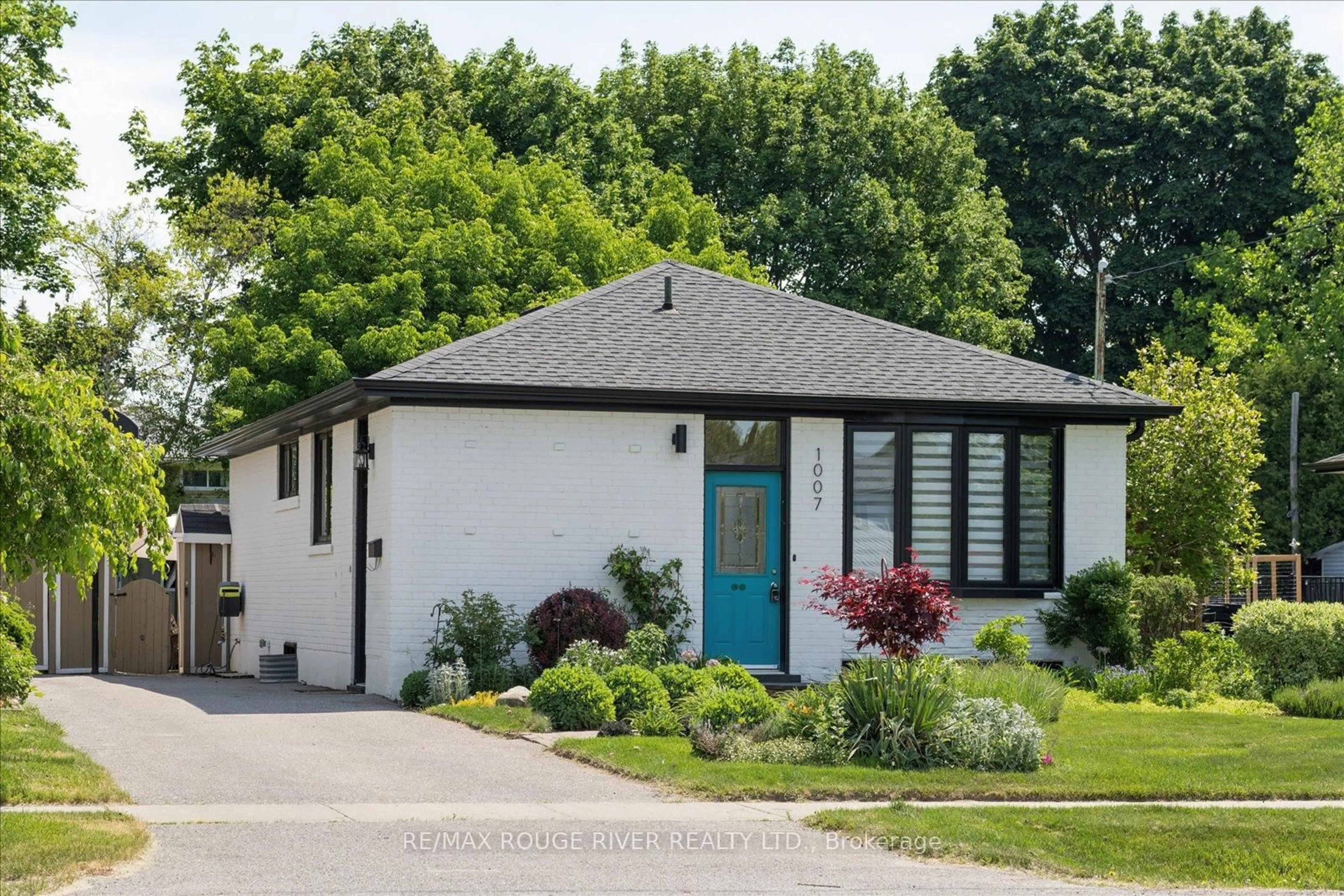 Home with vinyl exterior material, street for 1007 Walton Blvd, Whitby Ontario L1N 3G8