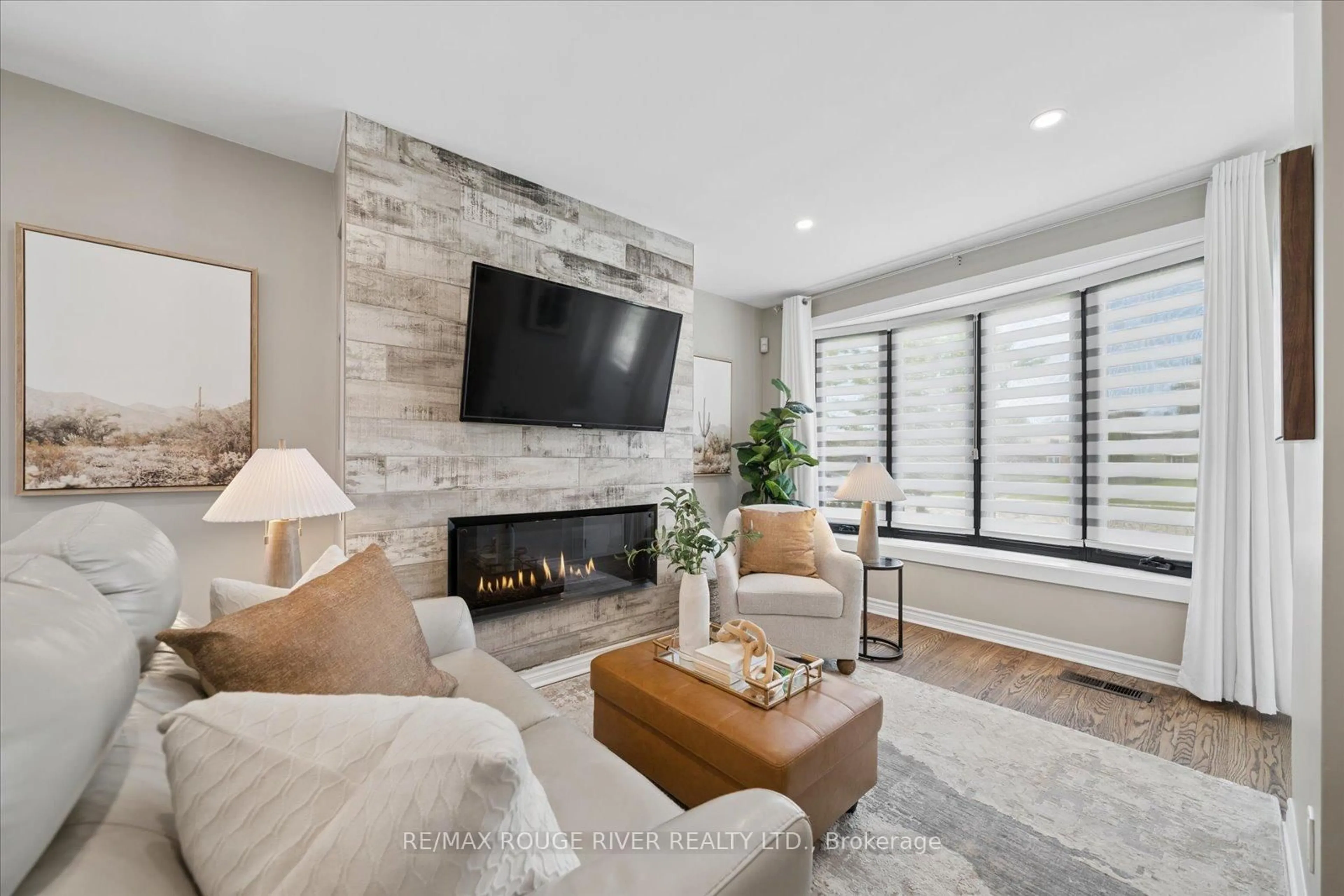 Living room with furniture, unknown for 1007 Walton Blvd, Whitby Ontario L1N 3G8