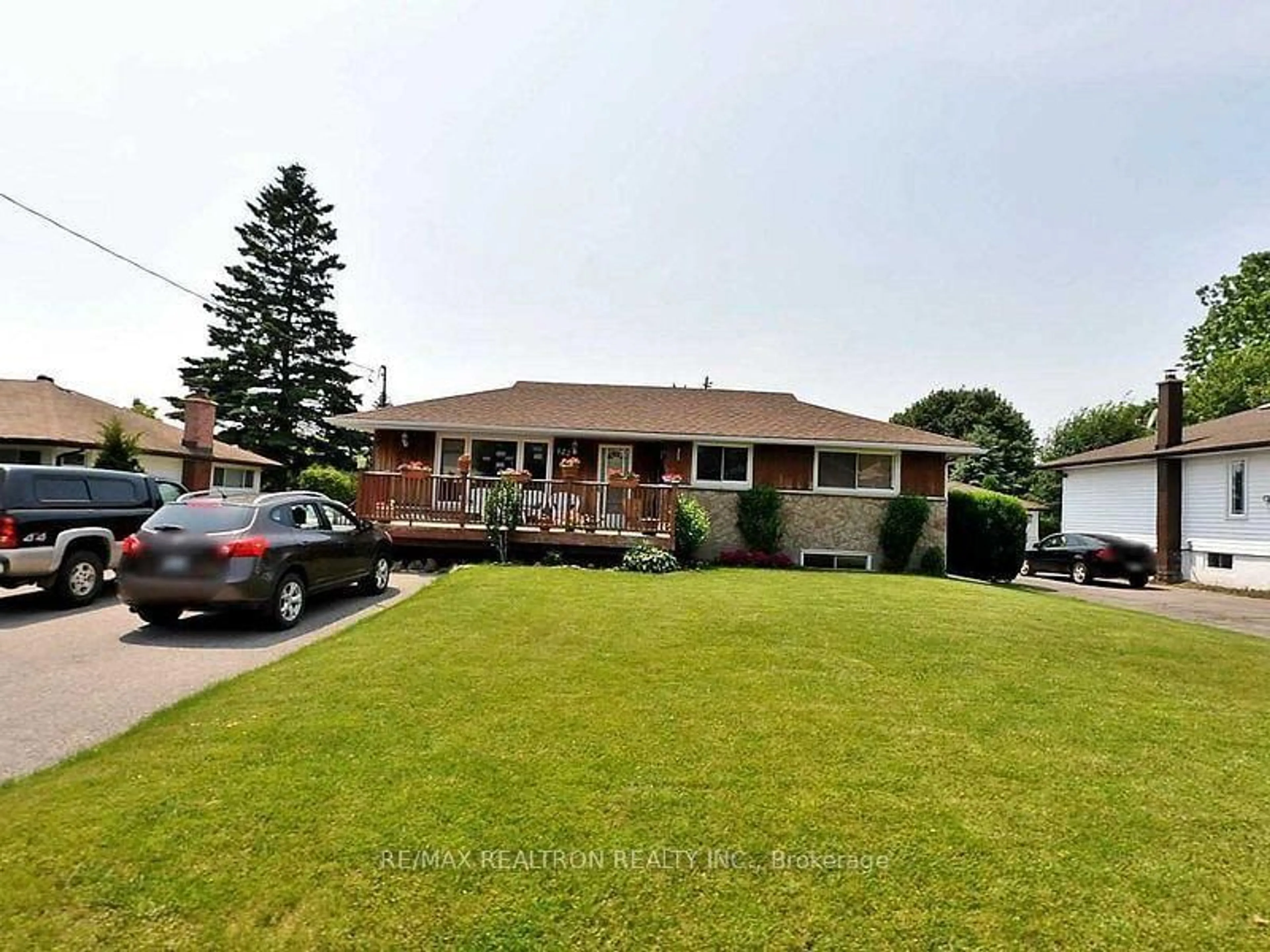 A pic from outside/outdoor area/front of a property/back of a property/a pic from drone, street for 122 Arthur St, Clarington Ontario L1B 1J8