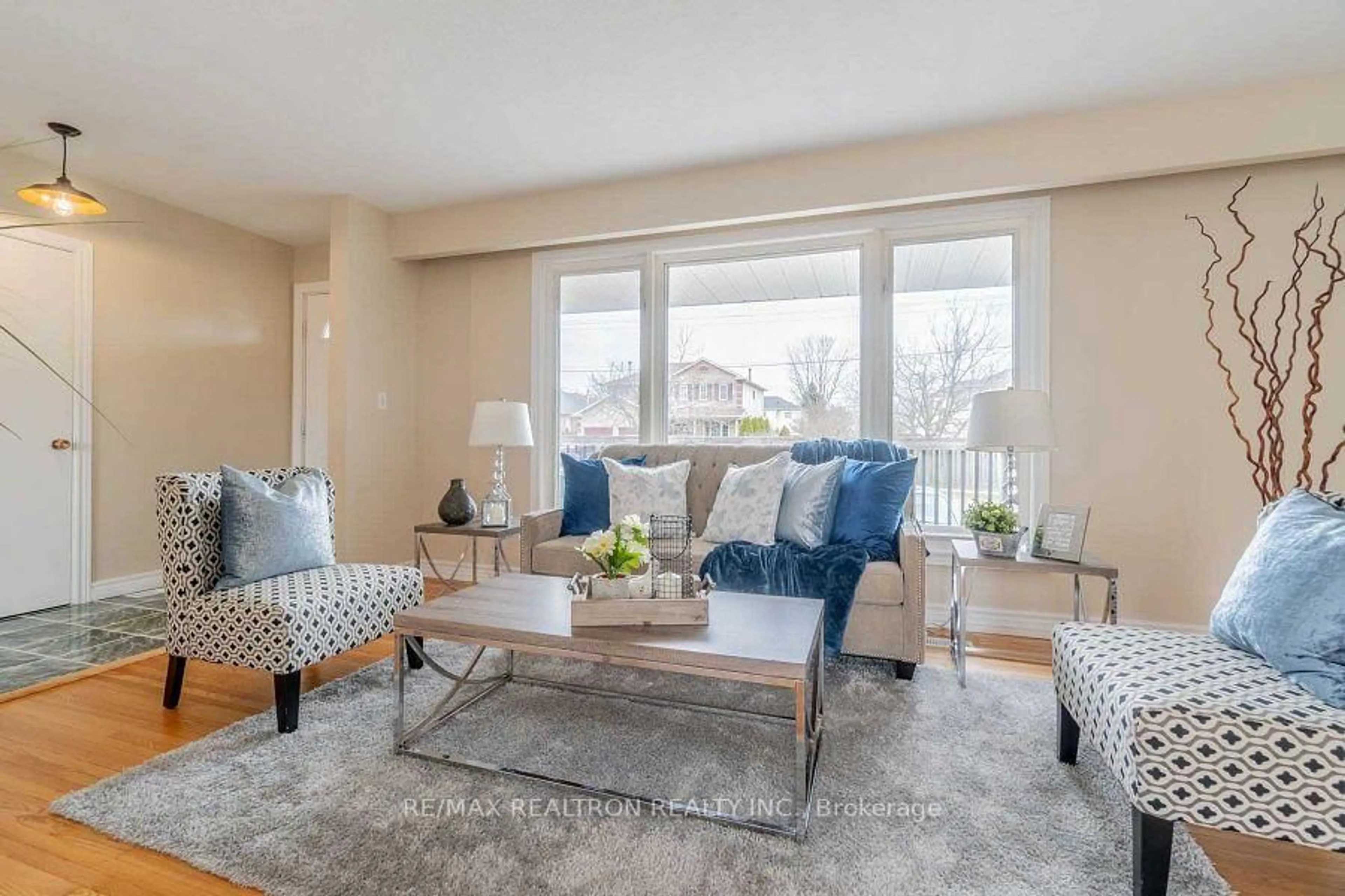 Living room with furniture, carpet floor for 122 Arthur St, Clarington Ontario L1B 1J8