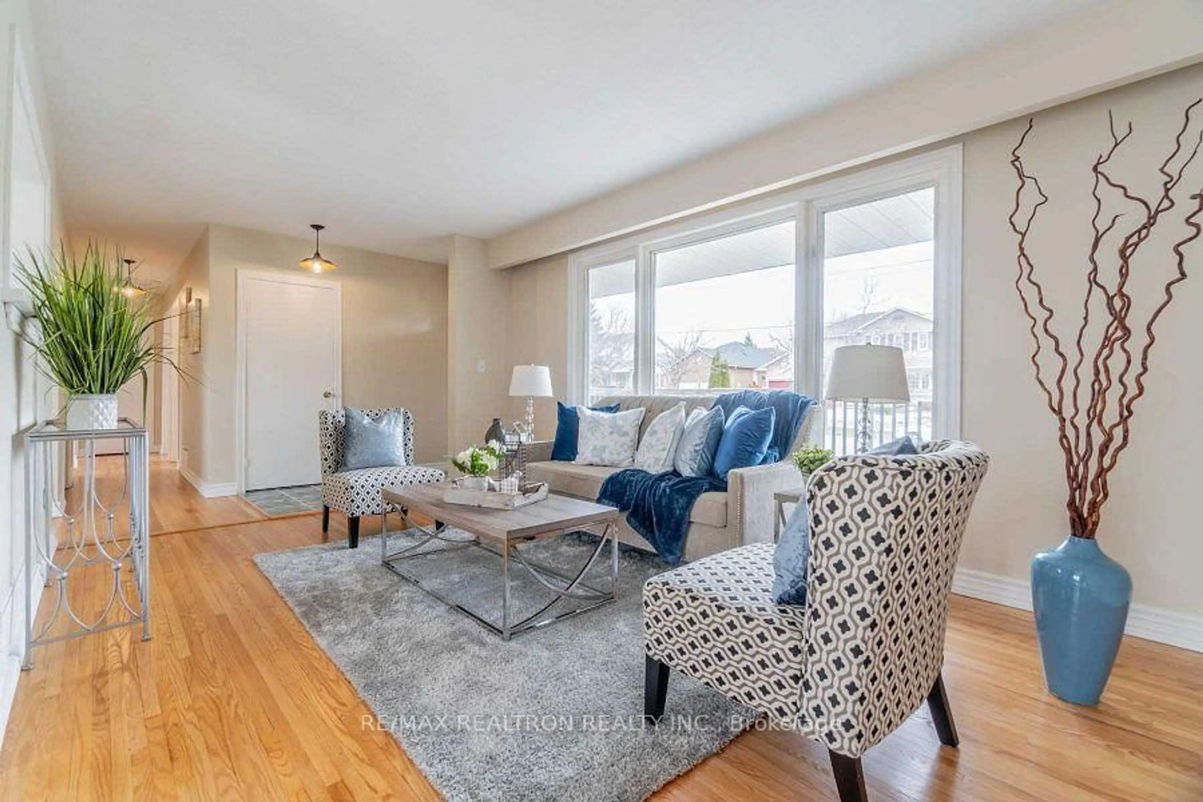 Living room with furniture, wood/laminate floor for 122 Arthur St, Clarington Ontario L1B 1J8