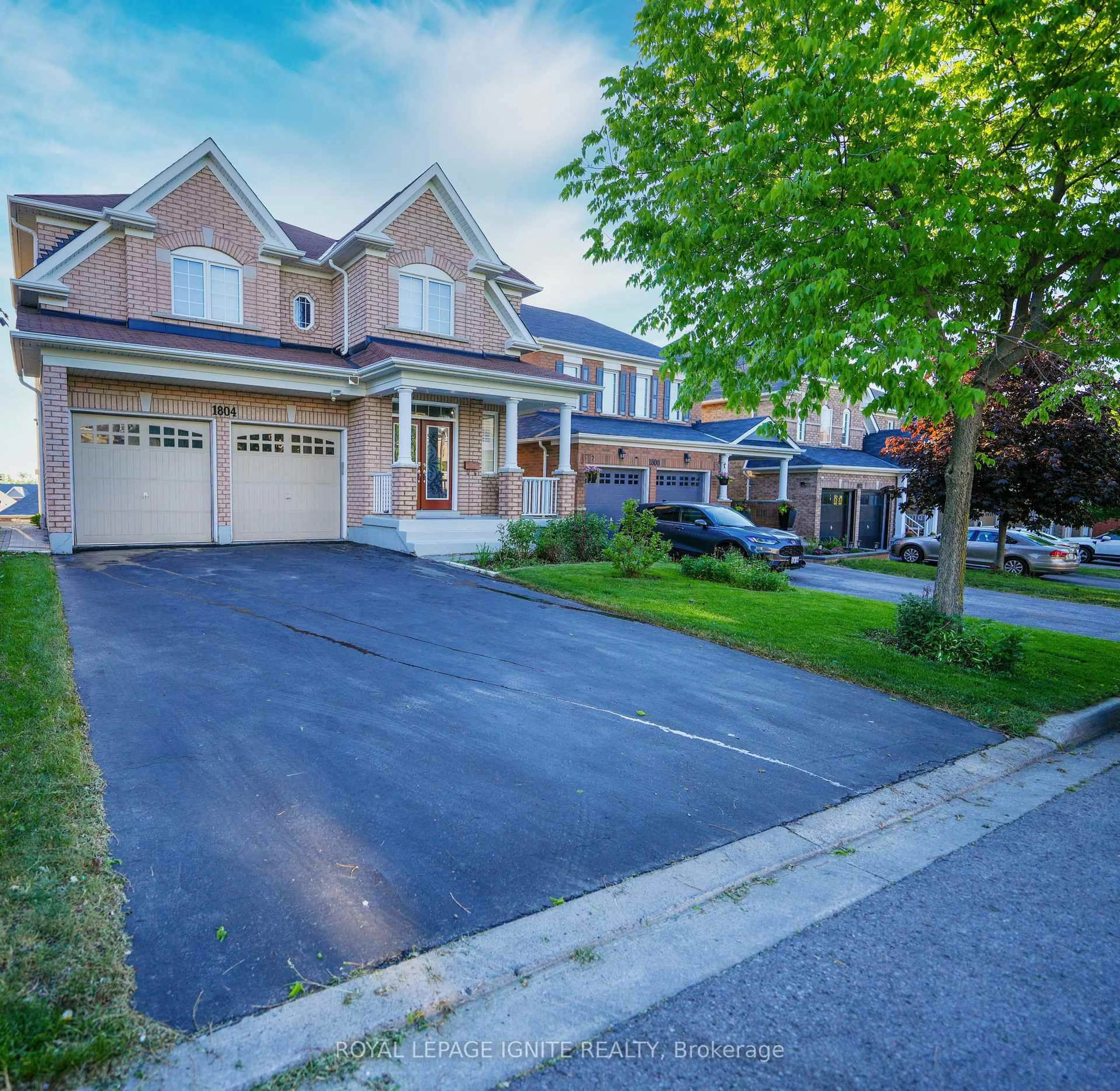 A pic from outside/outdoor area/front of a property/back of a property/a pic from drone, street for 1804 Finkle Dr, Oshawa Ontario L1K 0R4