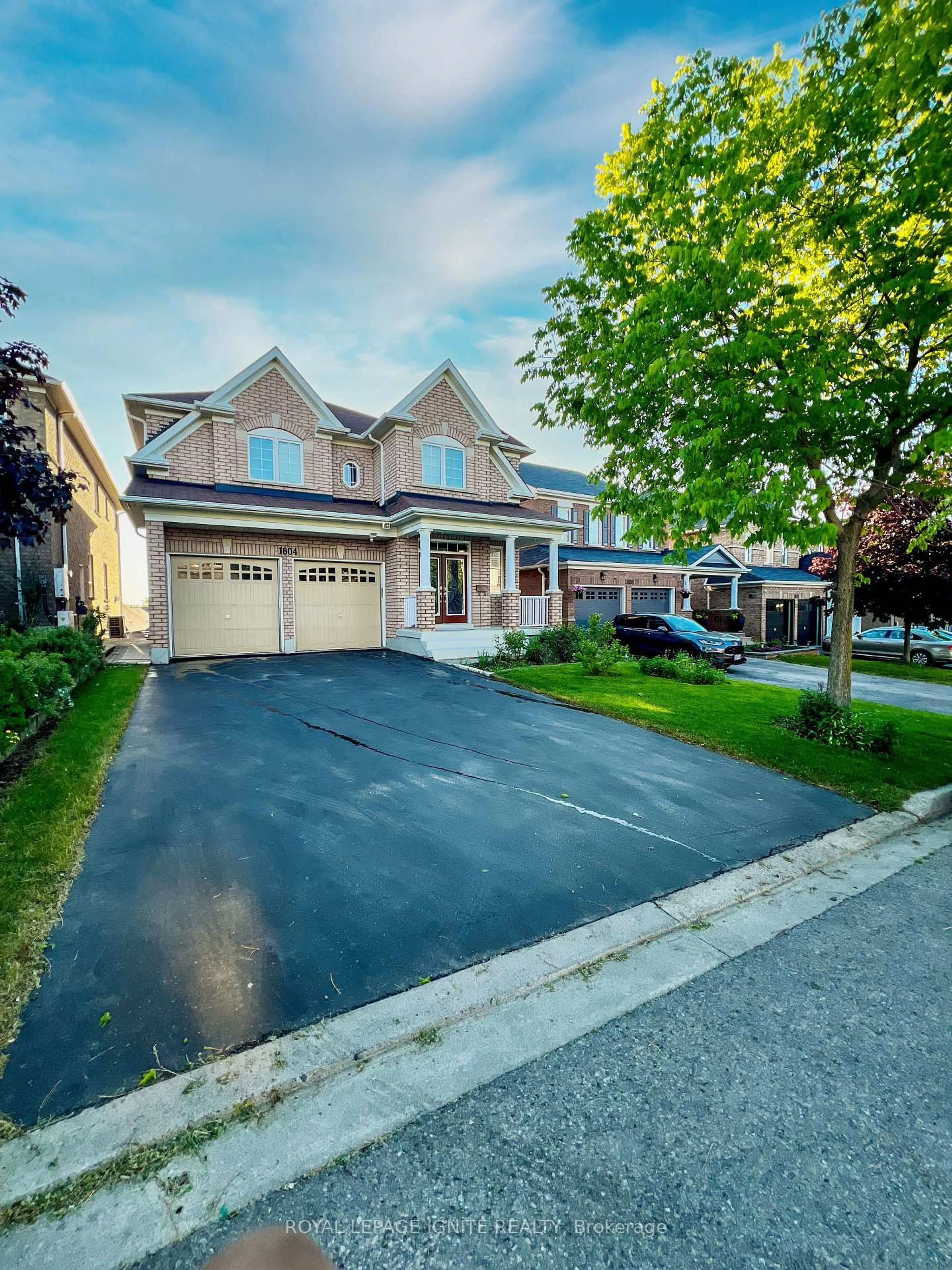 A pic from outside/outdoor area/front of a property/back of a property/a pic from drone, street for 1804 Finkle Dr, Oshawa Ontario L1K 0R4