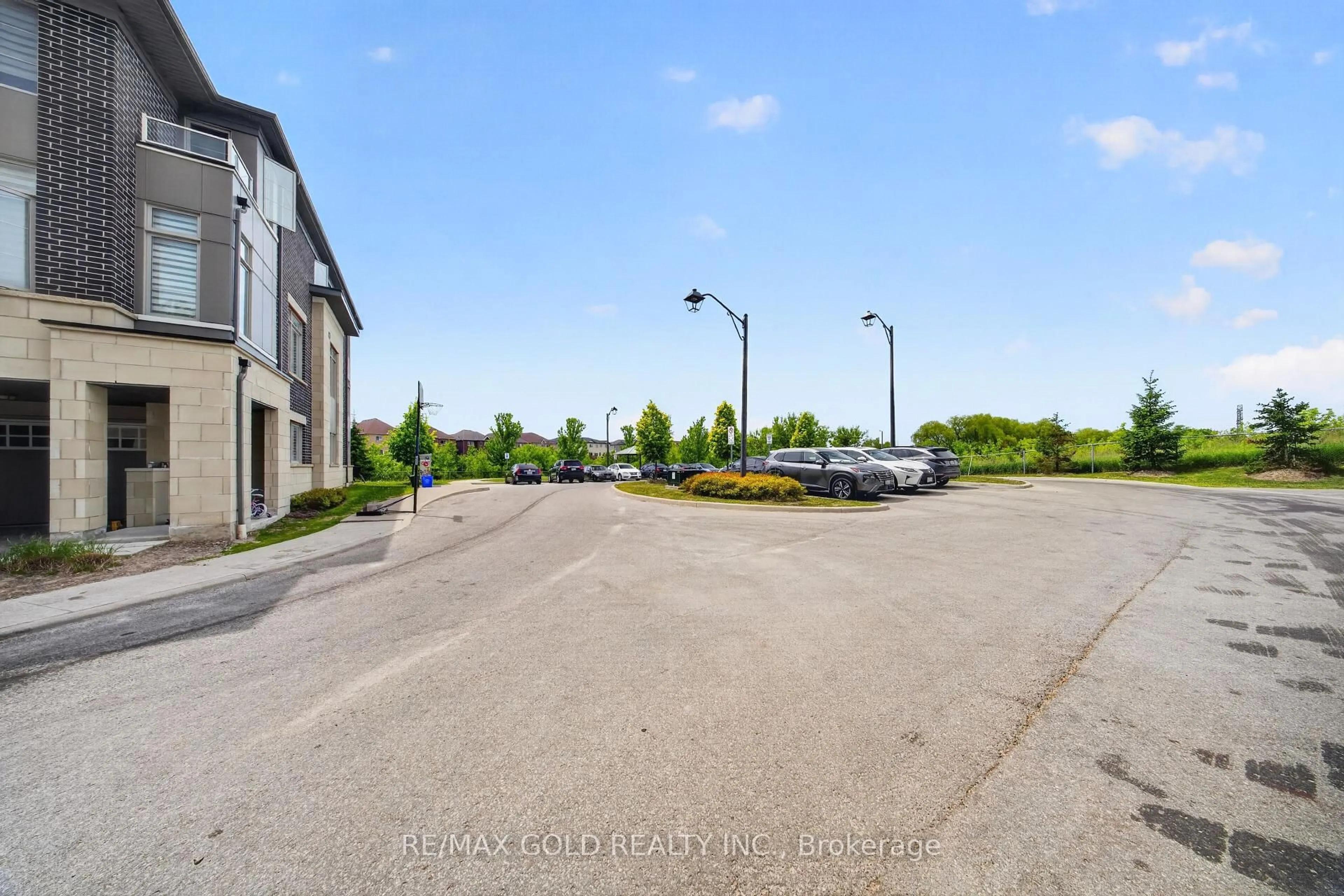 A pic from outside/outdoor area/front of a property/back of a property/a pic from drone, street for 384 Arctic Red Dr #12, Oshawa Ontario L1L 0M5