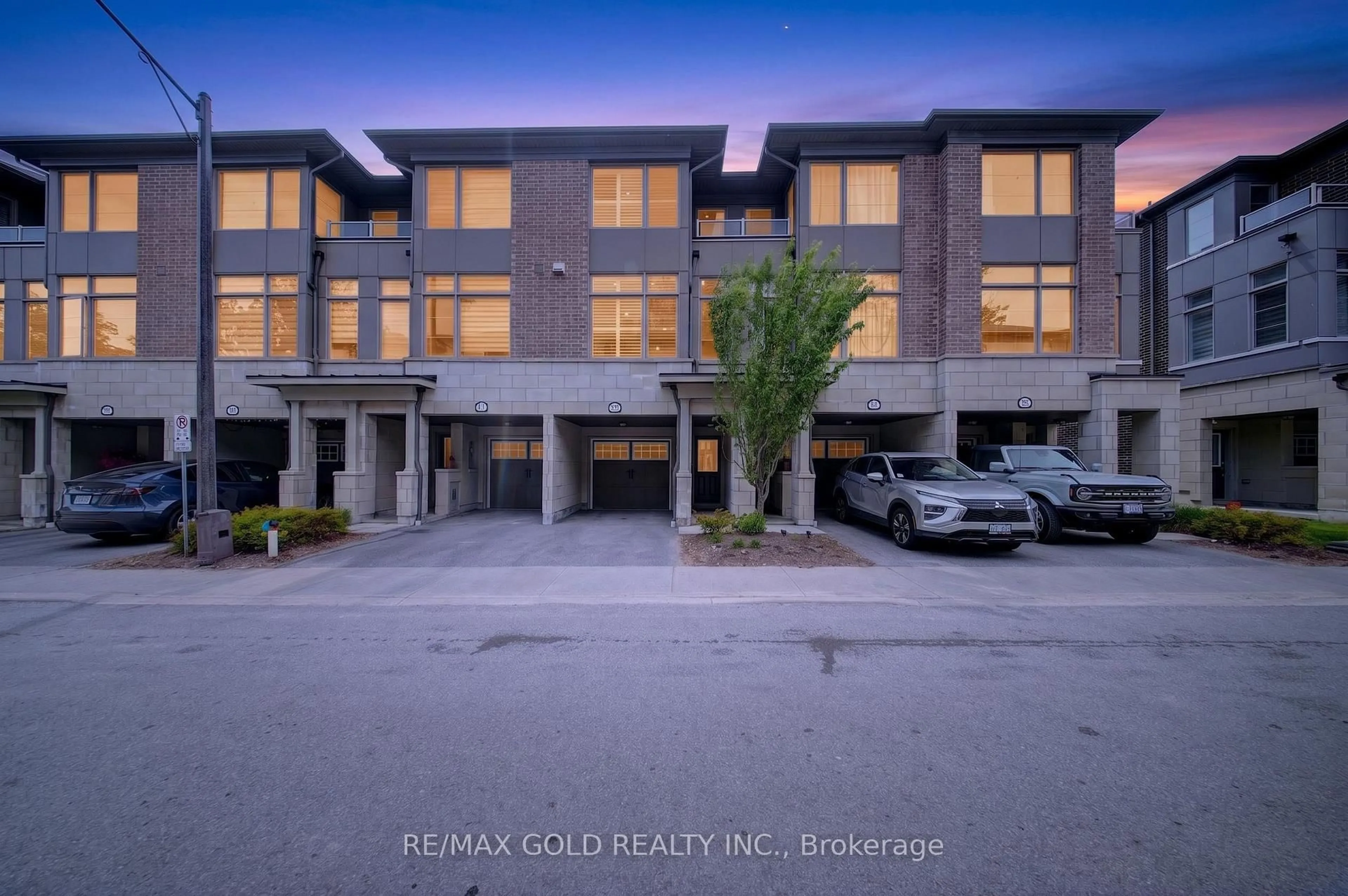 A pic from outside/outdoor area/front of a property/back of a property/a pic from drone, building for 384 Arctic Red Dr #12, Oshawa Ontario L1L 0M5