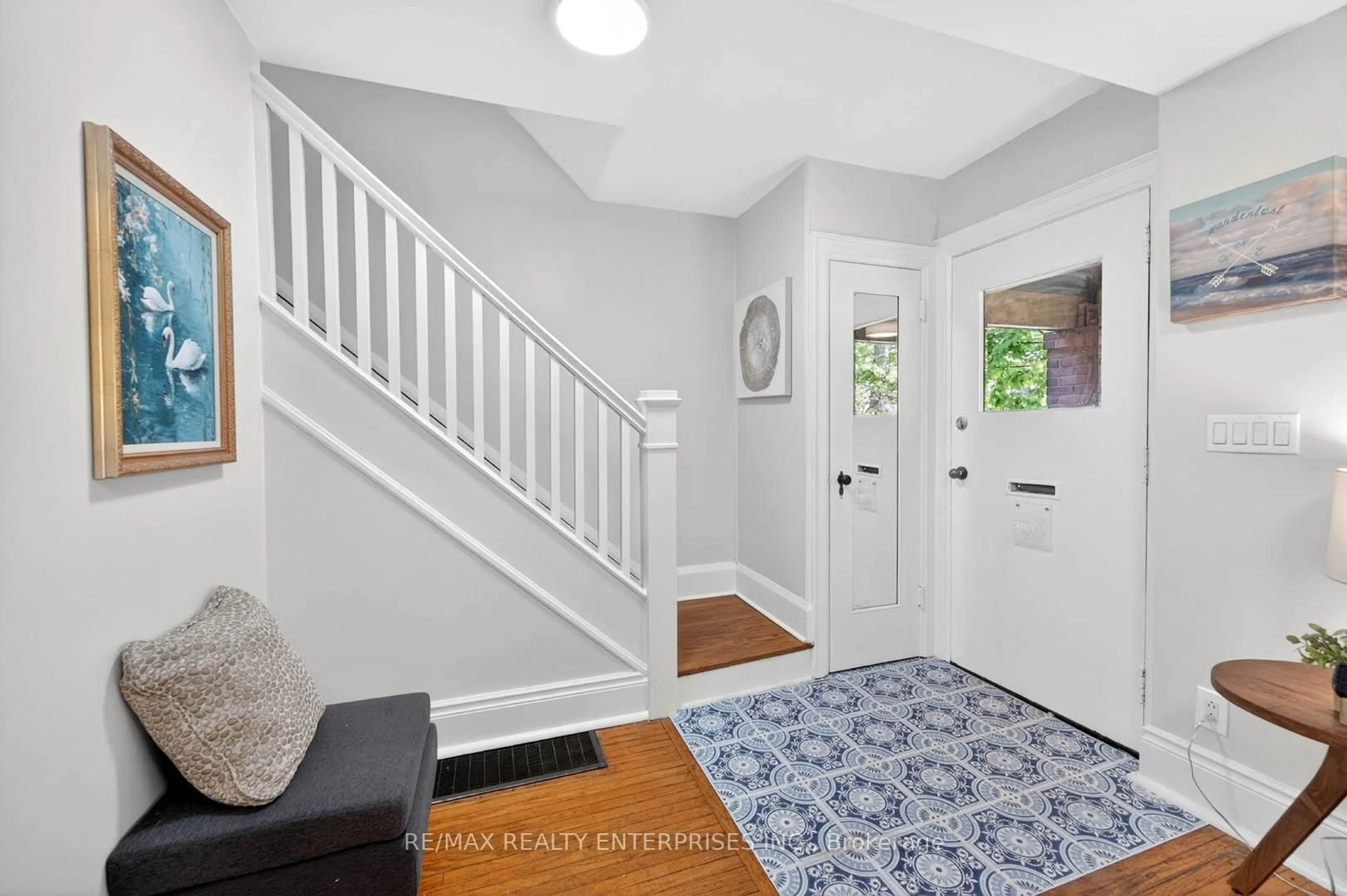 Indoor entryway for 5 Queensbury Ave, Toronto Ontario M1N 2X8