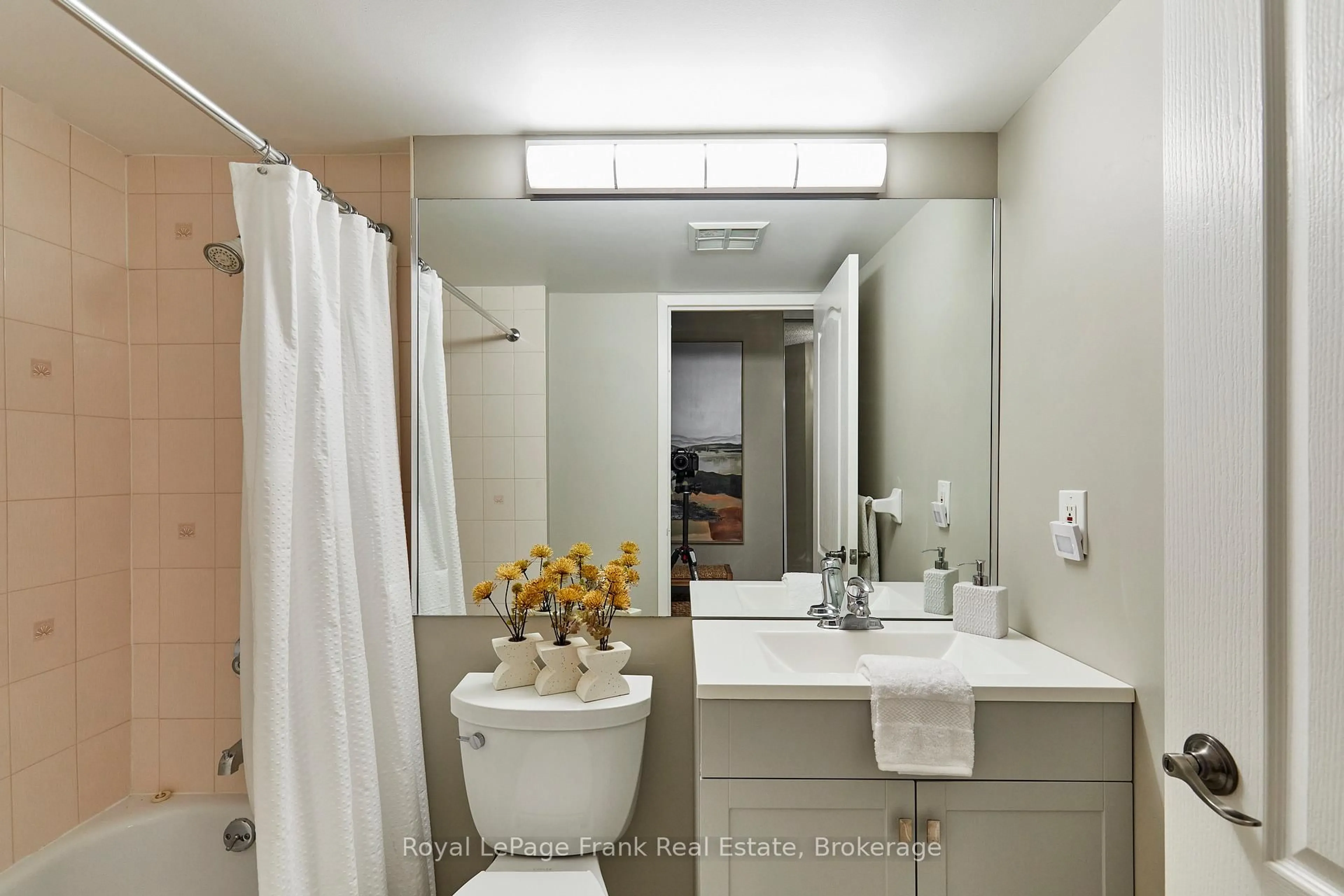 Standard bathroom, ceramic/tile floor for 712 Rossland Rd #307, Whitby Ontario L1N 9E8