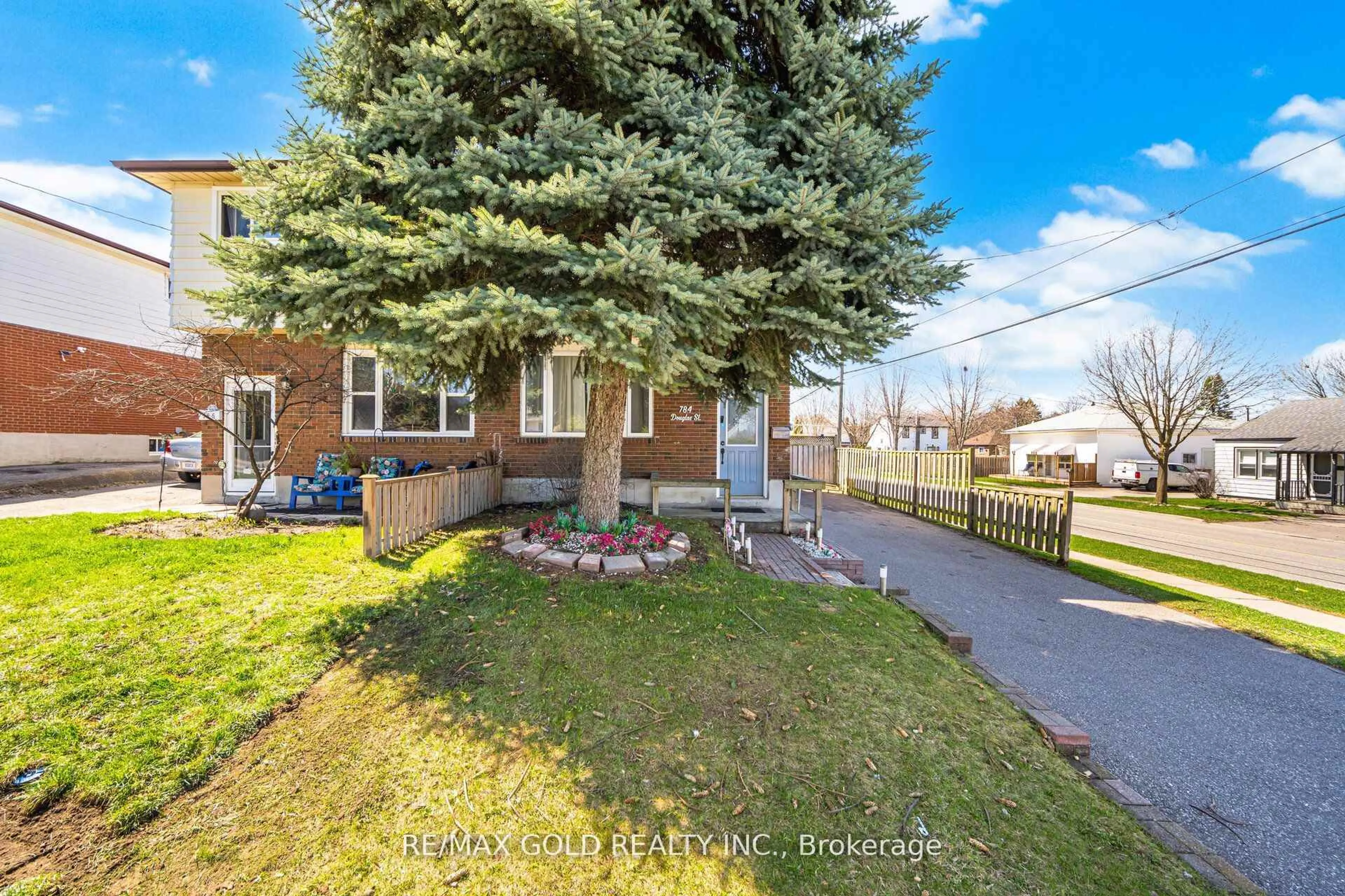 A pic from outside/outdoor area/front of a property/back of a property/a pic from drone, street for 784 Douglas St, Oshawa Ontario L1H 5C9