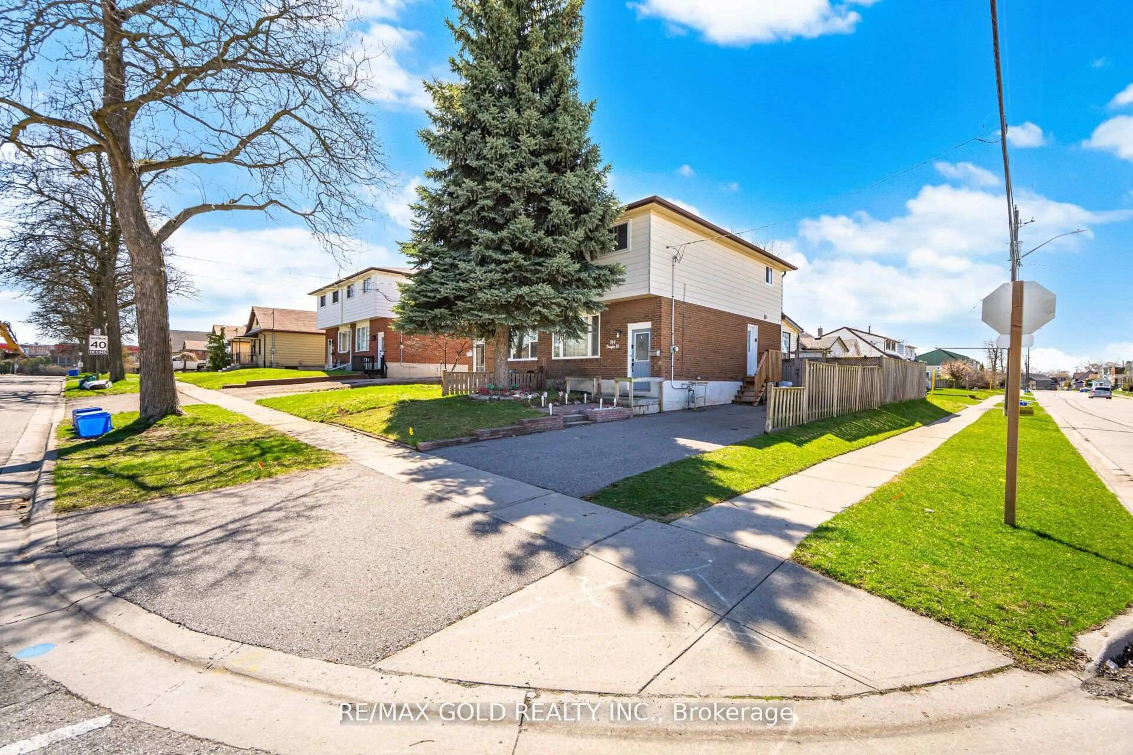 A pic from outside/outdoor area/front of a property/back of a property/a pic from drone, street for 784 Douglas St, Oshawa Ontario L1H 5C9
