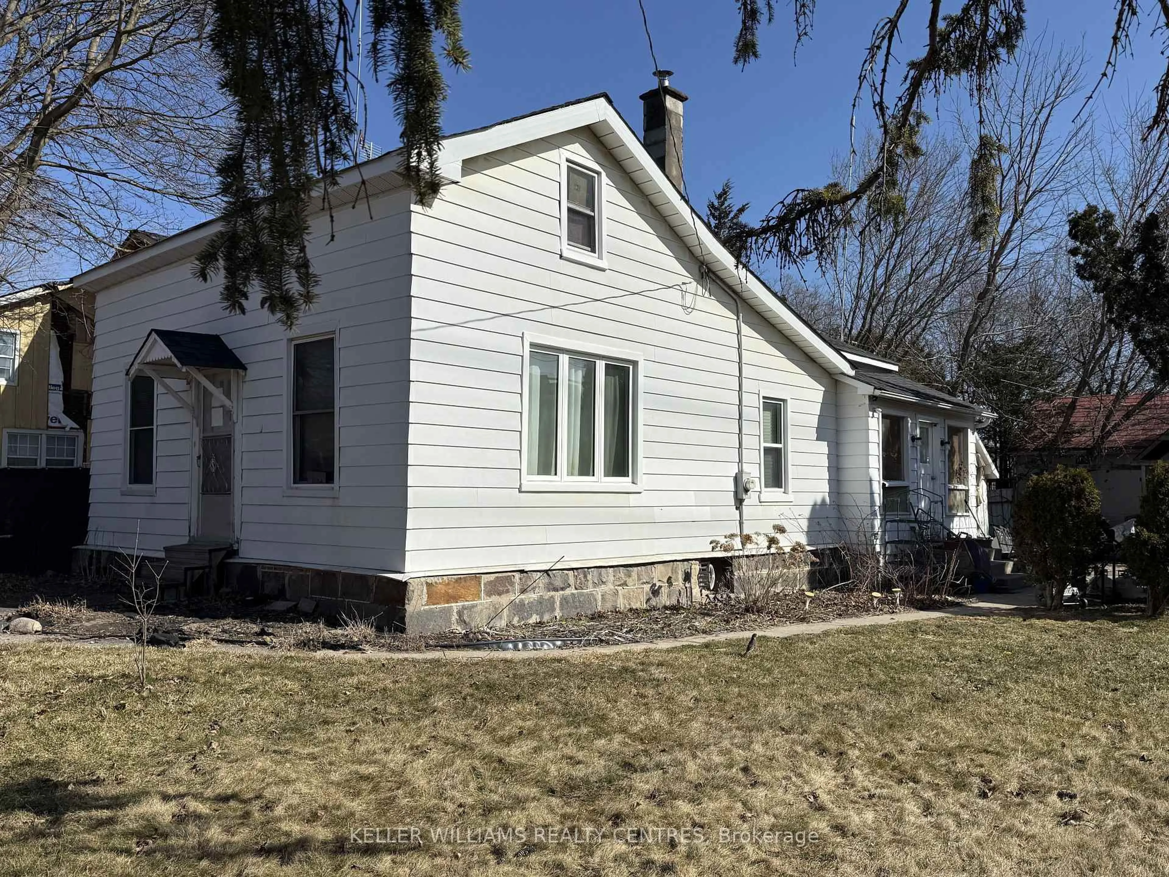 Home with vinyl exterior material, unknown for 1 Queen St, Whitby Ontario L1M 1C5