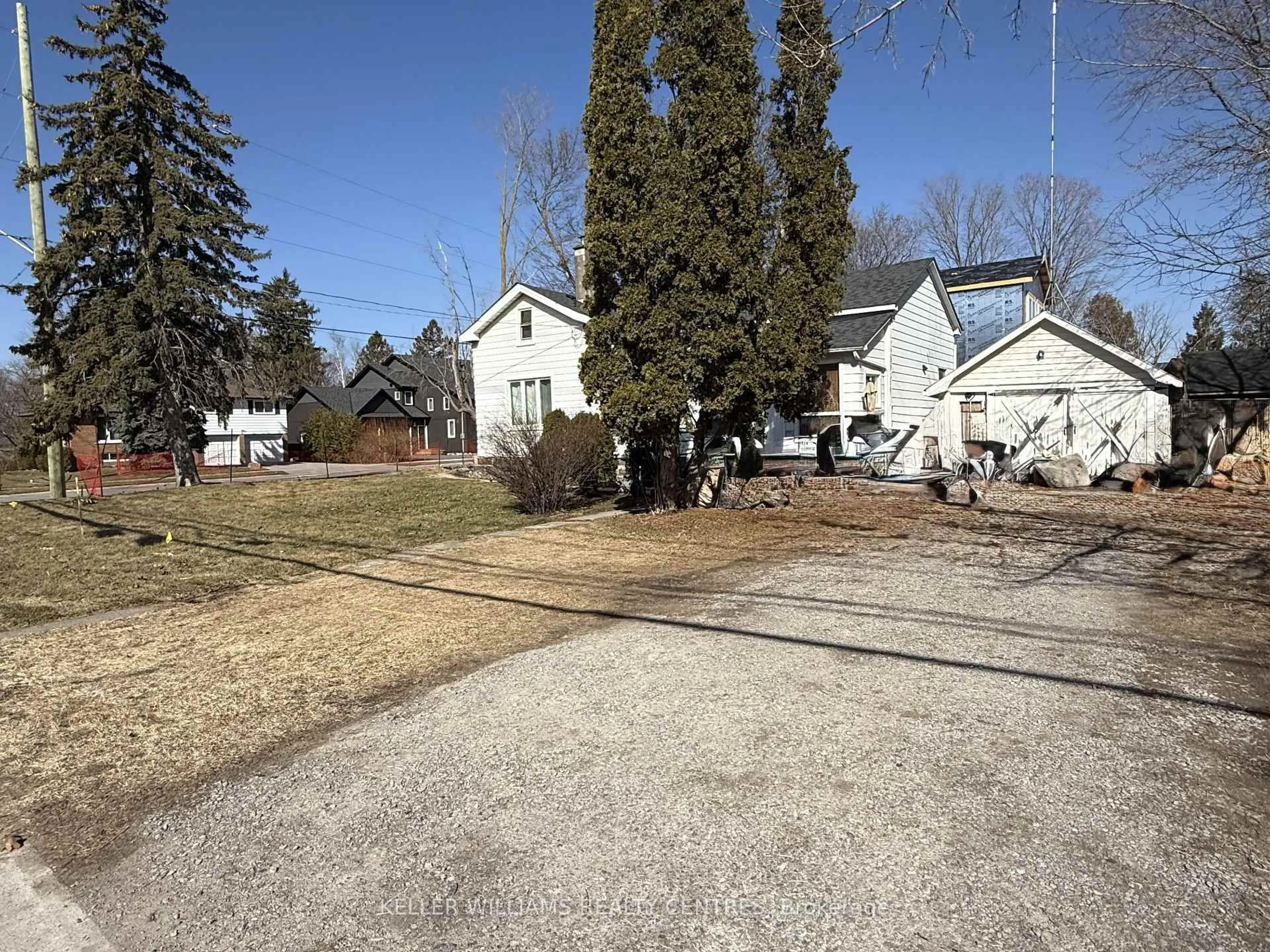 A pic from outside/outdoor area/front of a property/back of a property/a pic from drone, street for 1 Queen St, Whitby Ontario L1M 1C5
