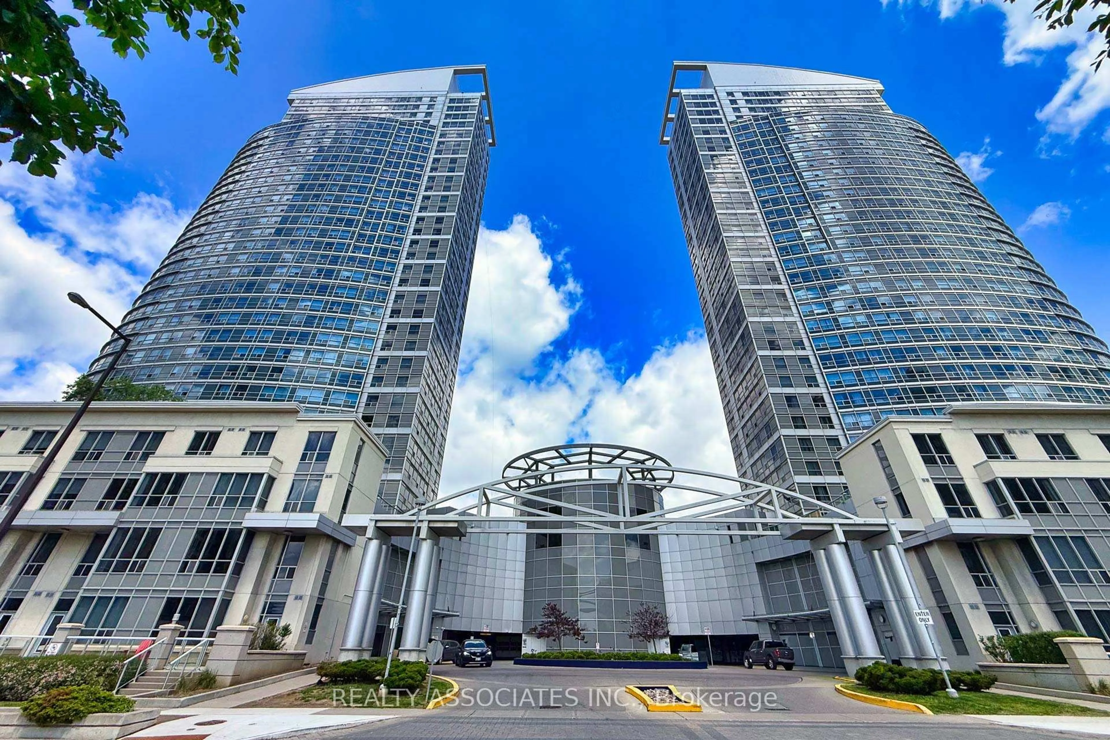 Indoor foyer for 36 Lee Centre Dr #2501, Toronto Ontario M1H 3K2