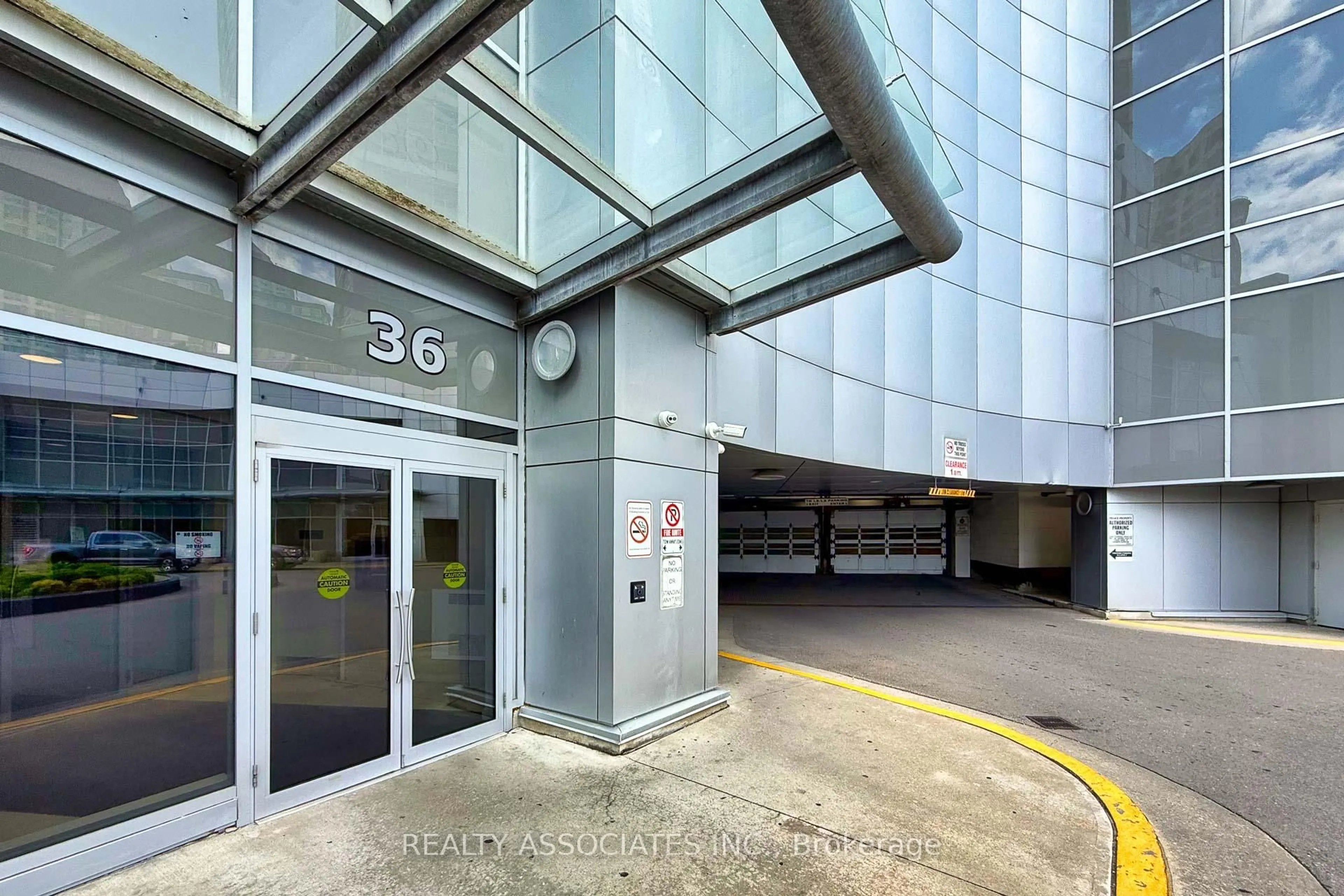 Indoor foyer for 36 Lee Centre Dr #2501, Toronto Ontario M1H 3K2
