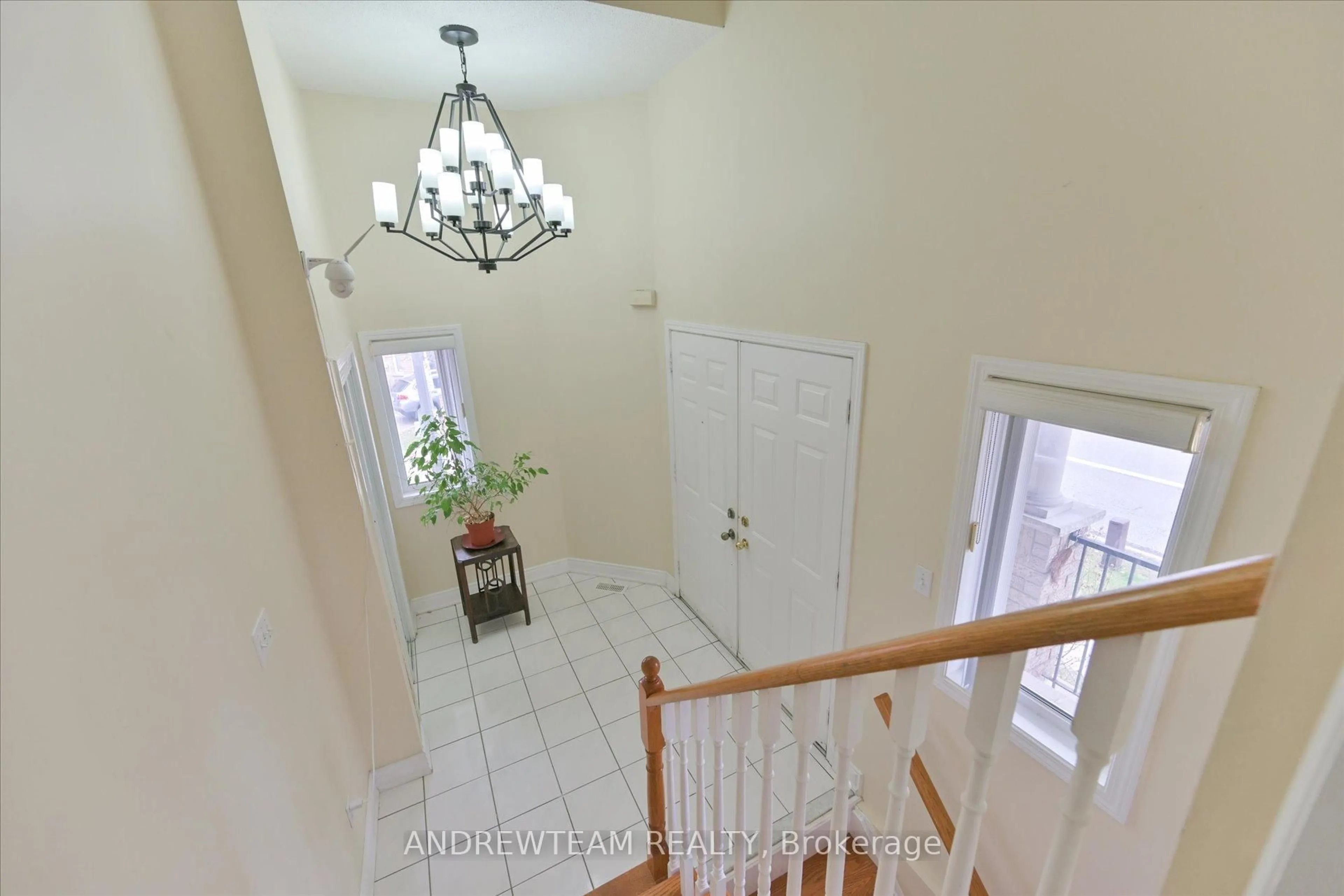 Indoor foyer for 1075 Ellesmere Rd #1, Toronto Ontario M1P 5C3