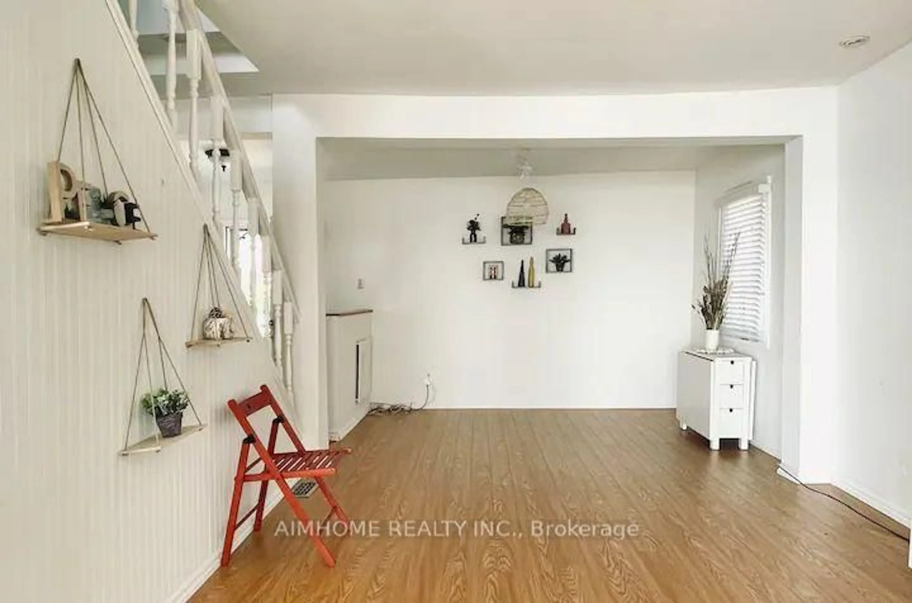 Indoor entryway for 59 Muskoka Ave, Oshawa Ontario L1J 1A1