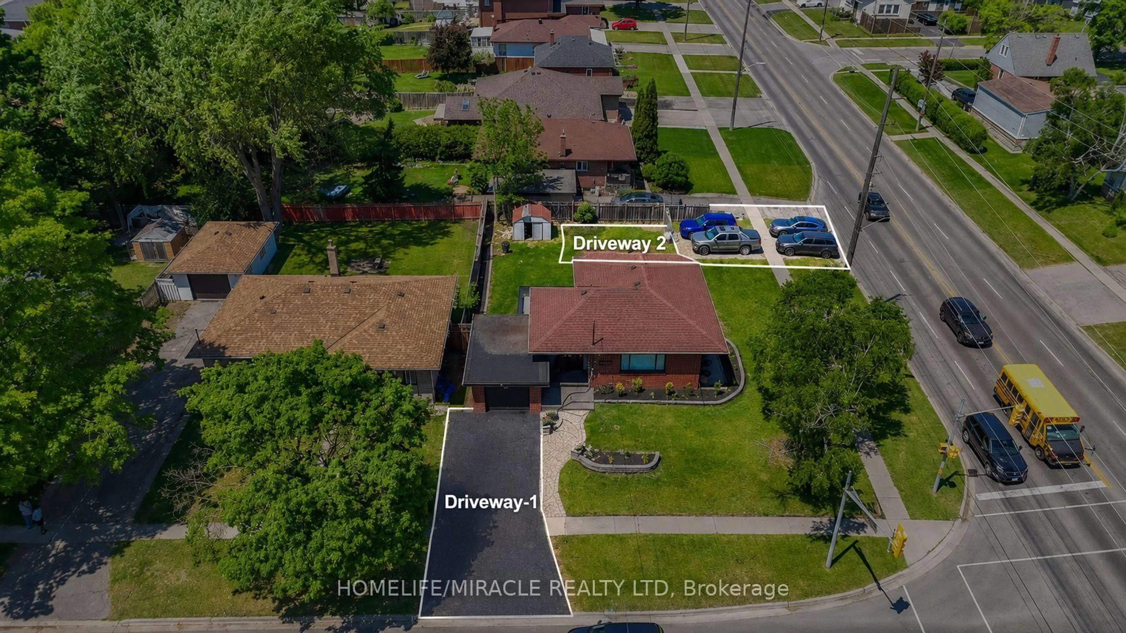 A pic from outside/outdoor area/front of a property/back of a property/a pic from drone, street for 544 Adelaide Ave, Oshawa Ontario L1J 2S3
