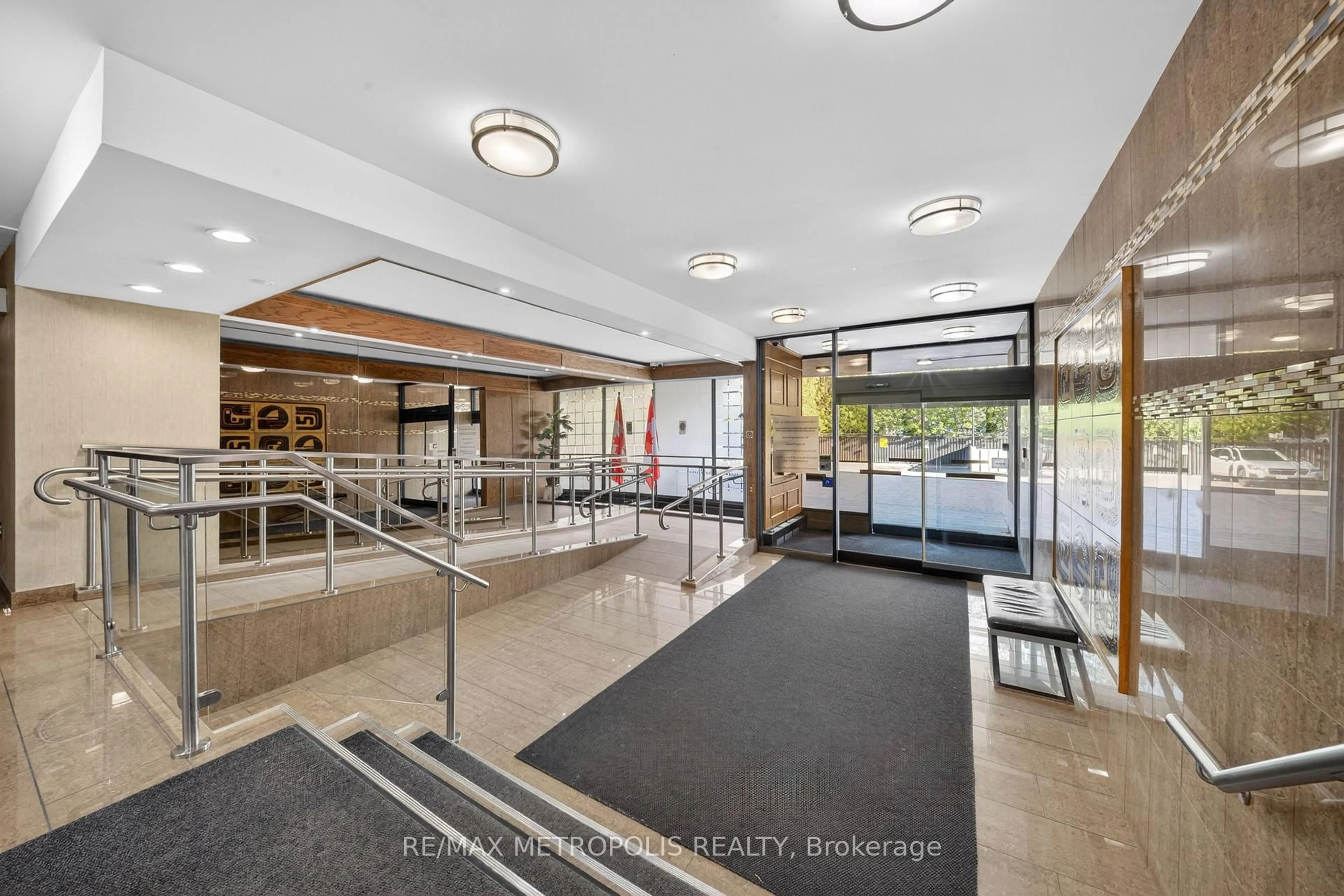 Indoor foyer for 15 Torrance Rd #1102, Toronto Ontario M1J 3K2