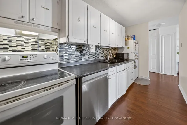 15 Torrance Rd #1102, Toronto 3