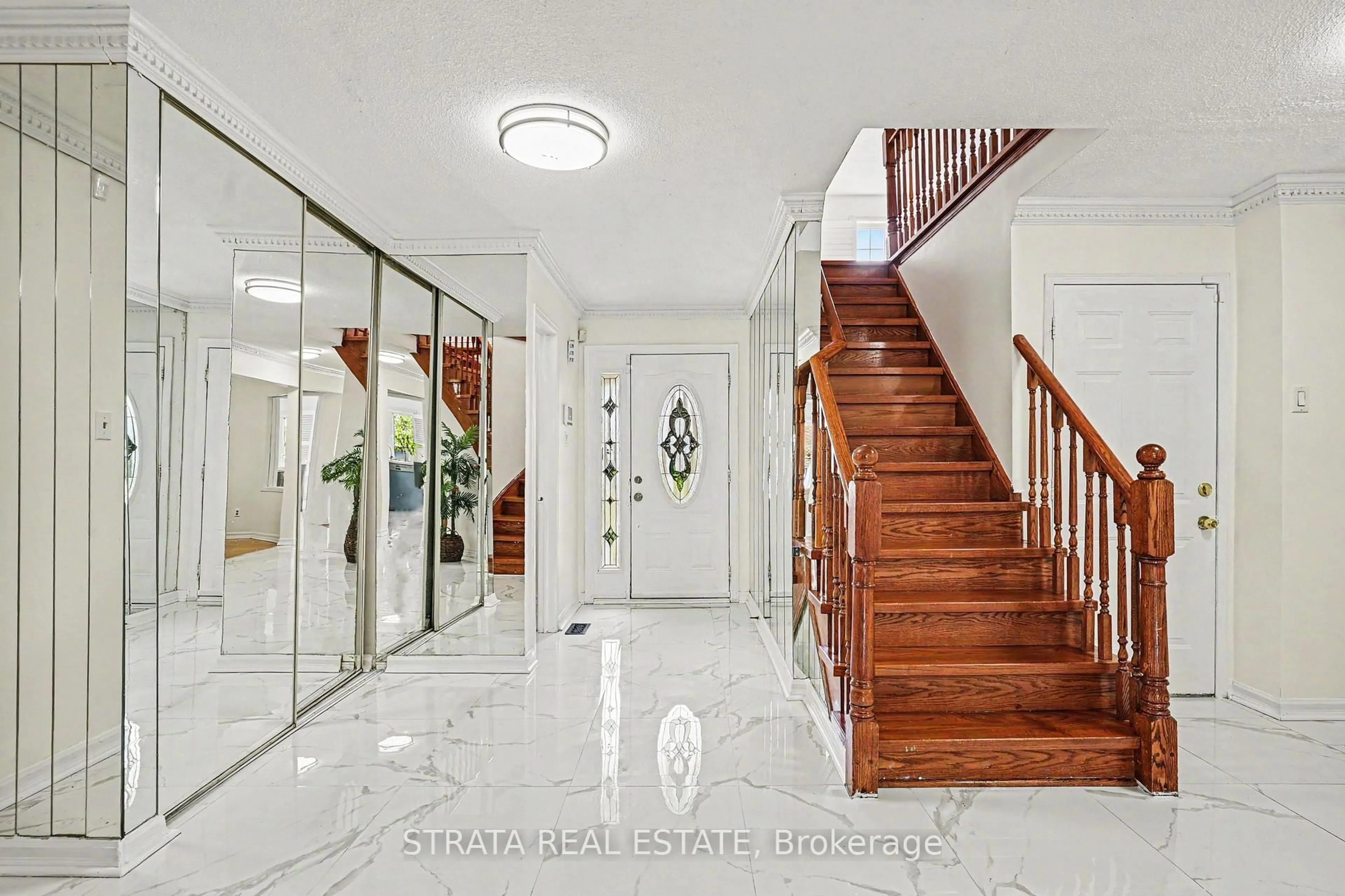 Indoor foyer for 9 Glenheather Terr, Toronto Ontario M1B 5H3