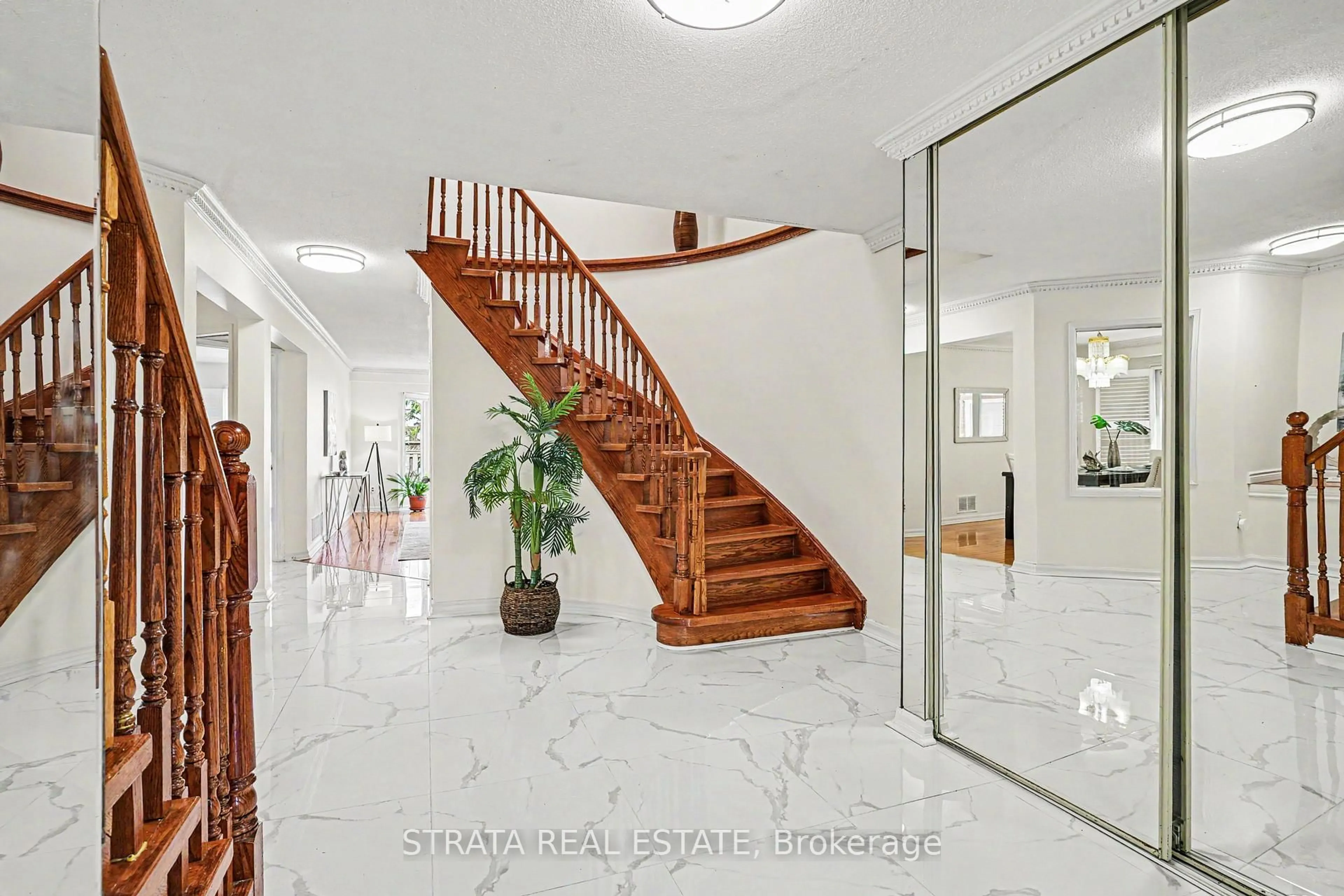 Indoor foyer for 9 Glenheather Terr, Toronto Ontario M1B 5H3