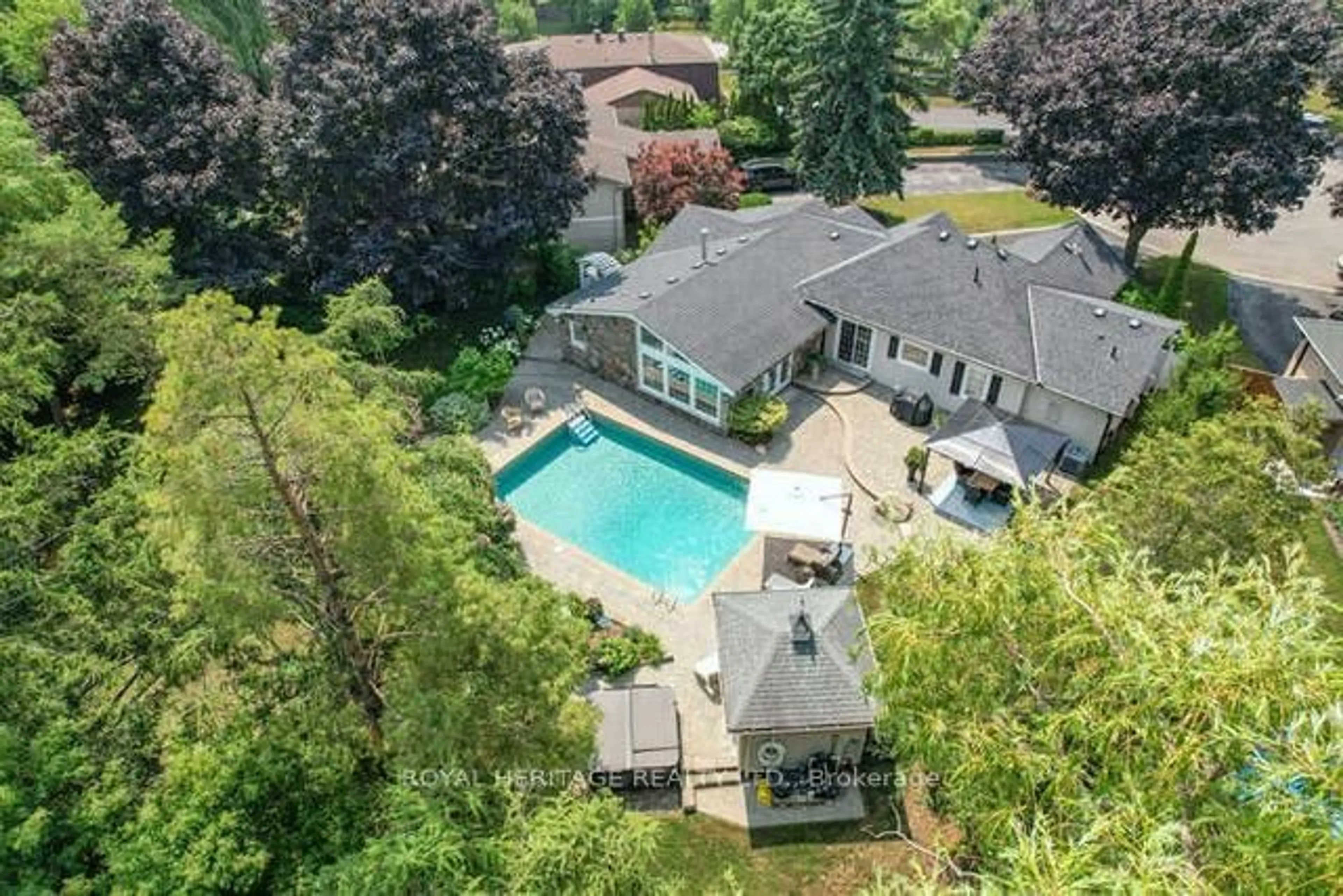 A pic from outside/outdoor area/front of a property/back of a property/a pic from drone, unknown for 1549 Willowside Crt, Pickering Ontario L1W 3P5