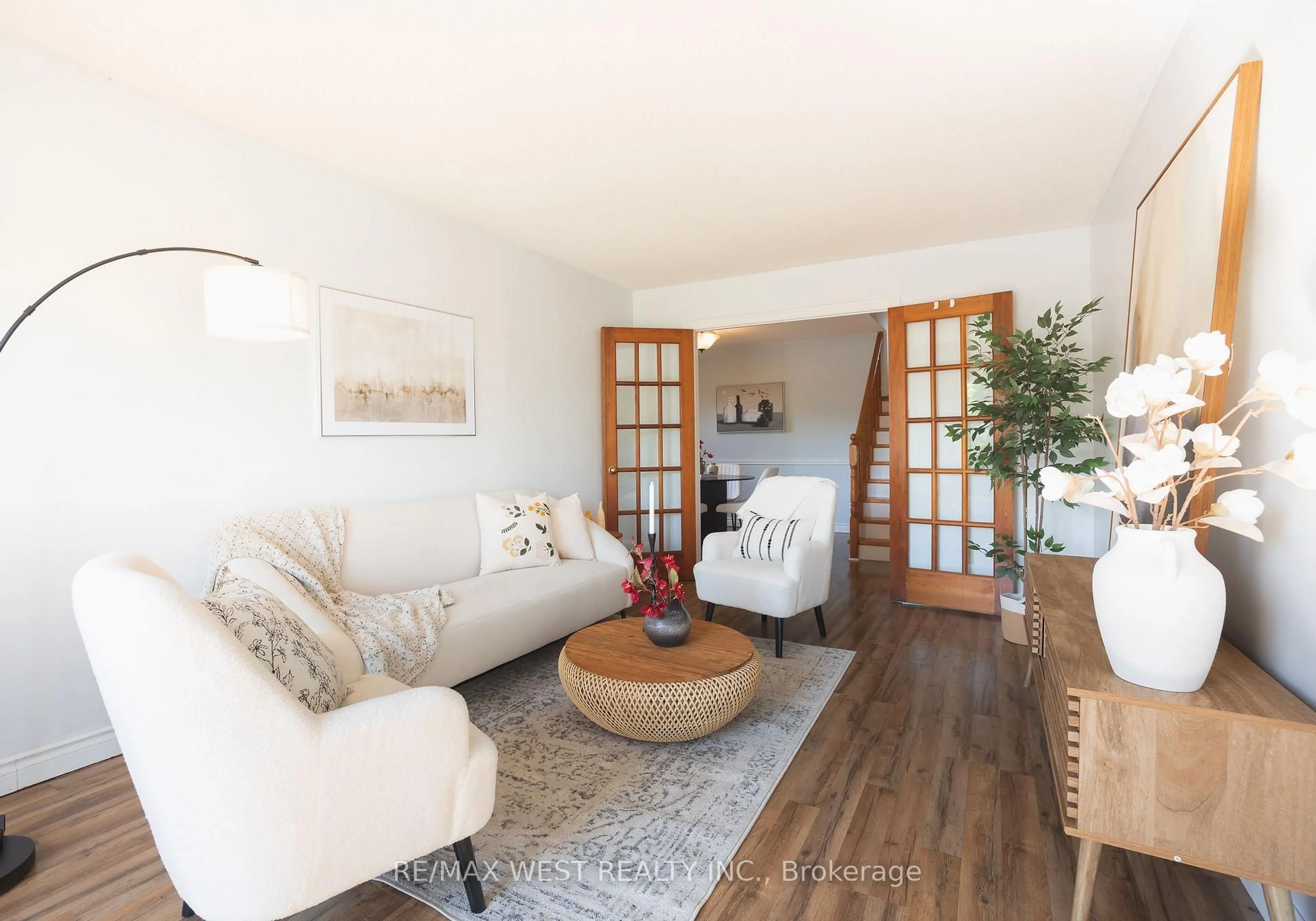 Living room with furniture, wood/laminate floor for 14 Souch Crt, Clarington Ontario L1C 4G3