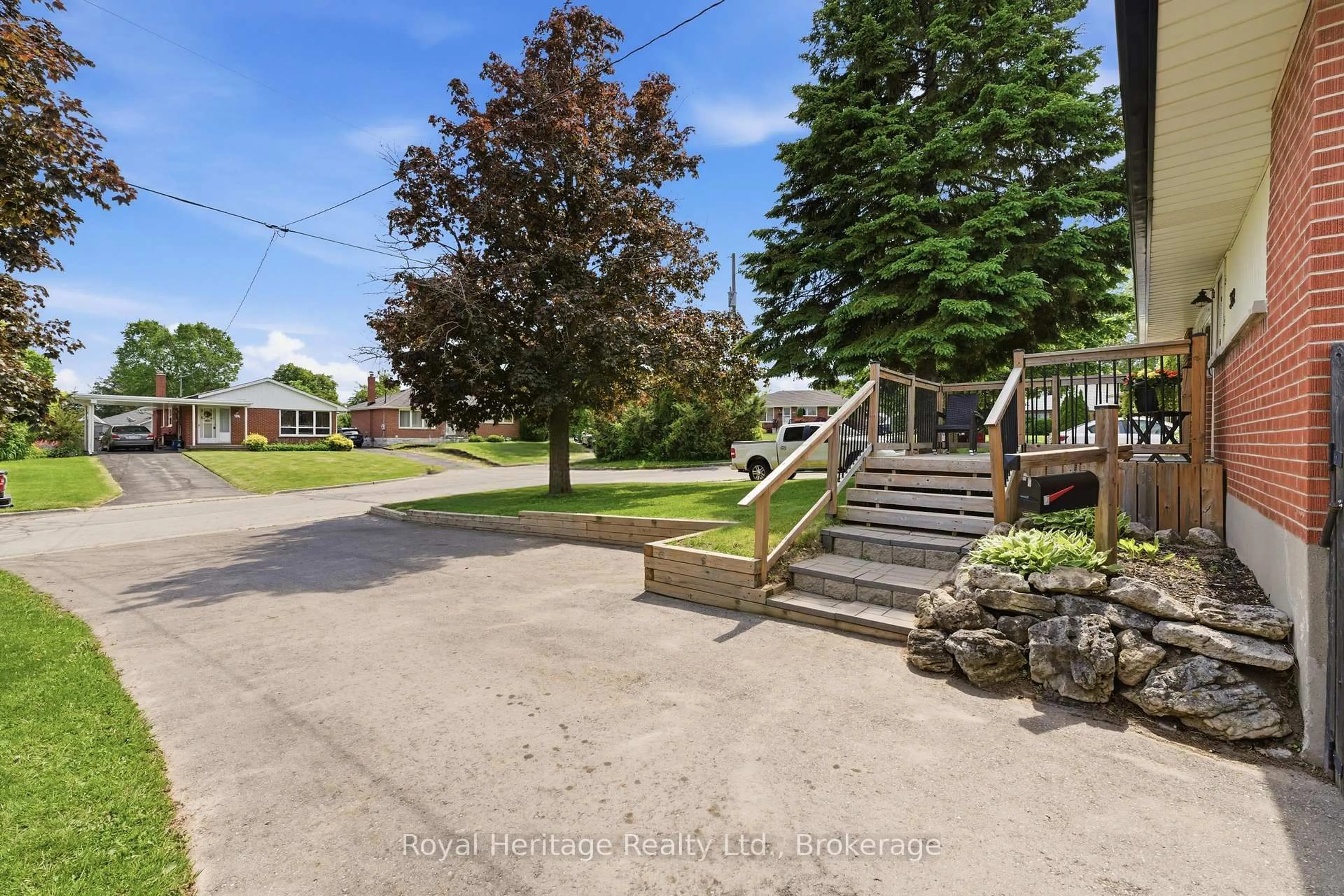 A pic from outside/outdoor area/front of a property/back of a property/a pic from drone, street for 362 Garden Crt, Oshawa Ontario L1J 3E4