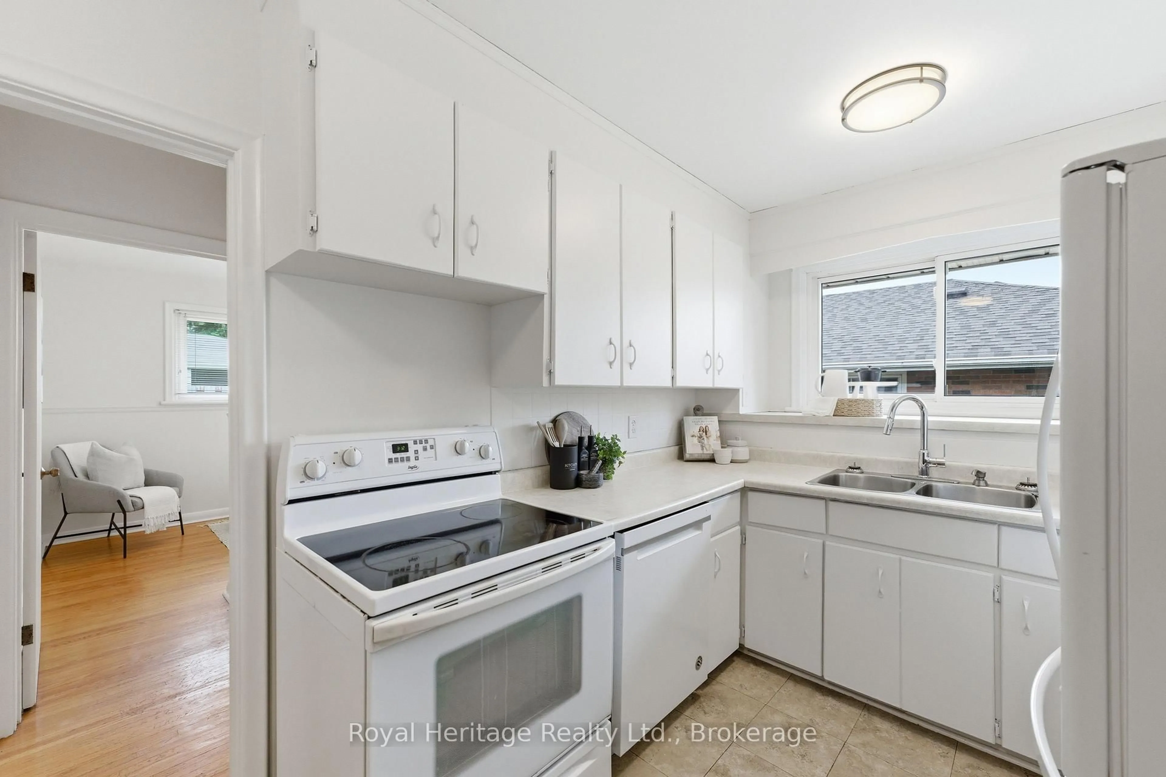 Standard kitchen, ceramic/tile floor for 362 Garden Crt, Oshawa Ontario L1J 3E4