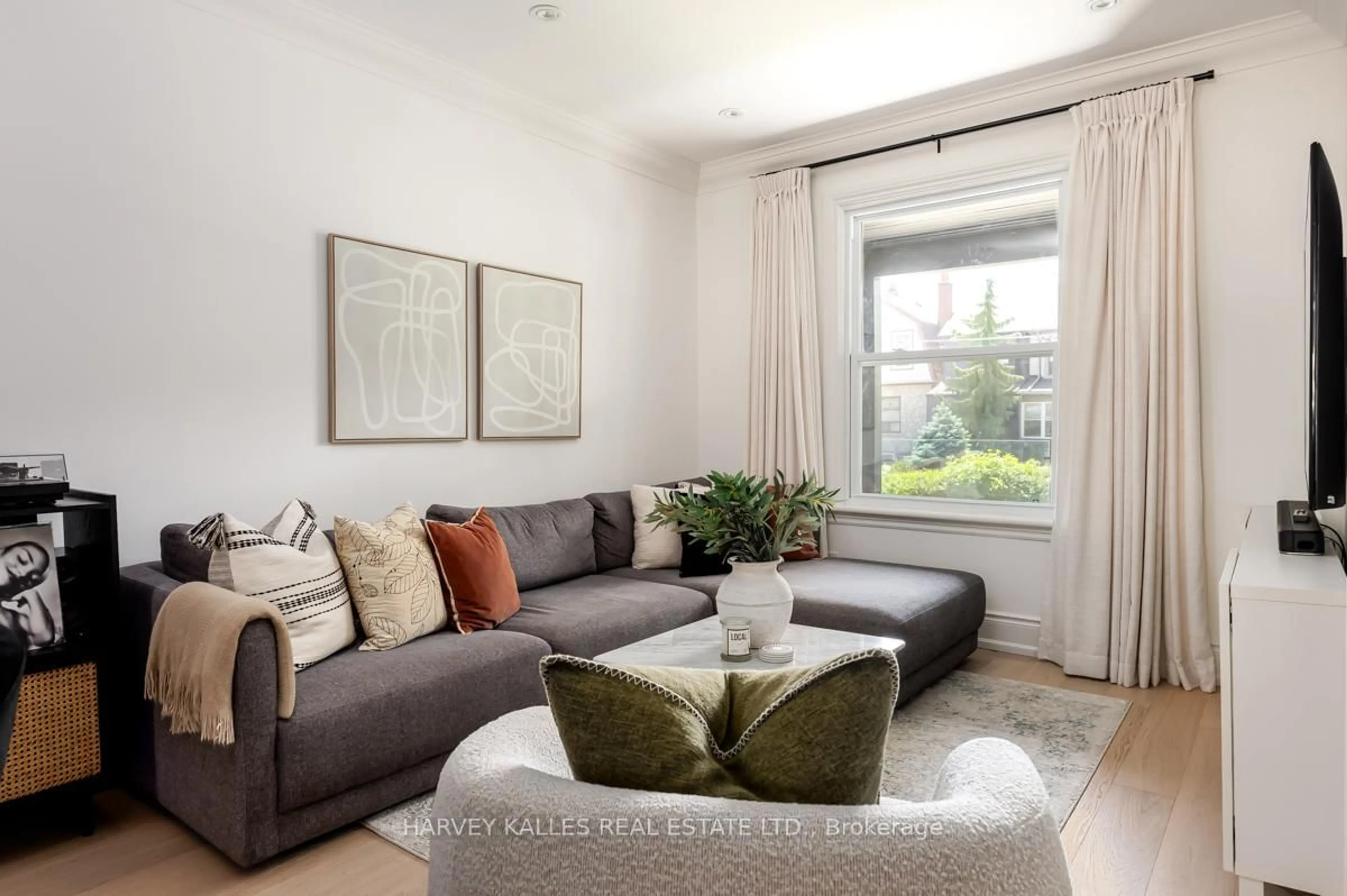 Living room with furniture, unknown for 89 Gough Ave, Toronto Ontario M4K 3N9