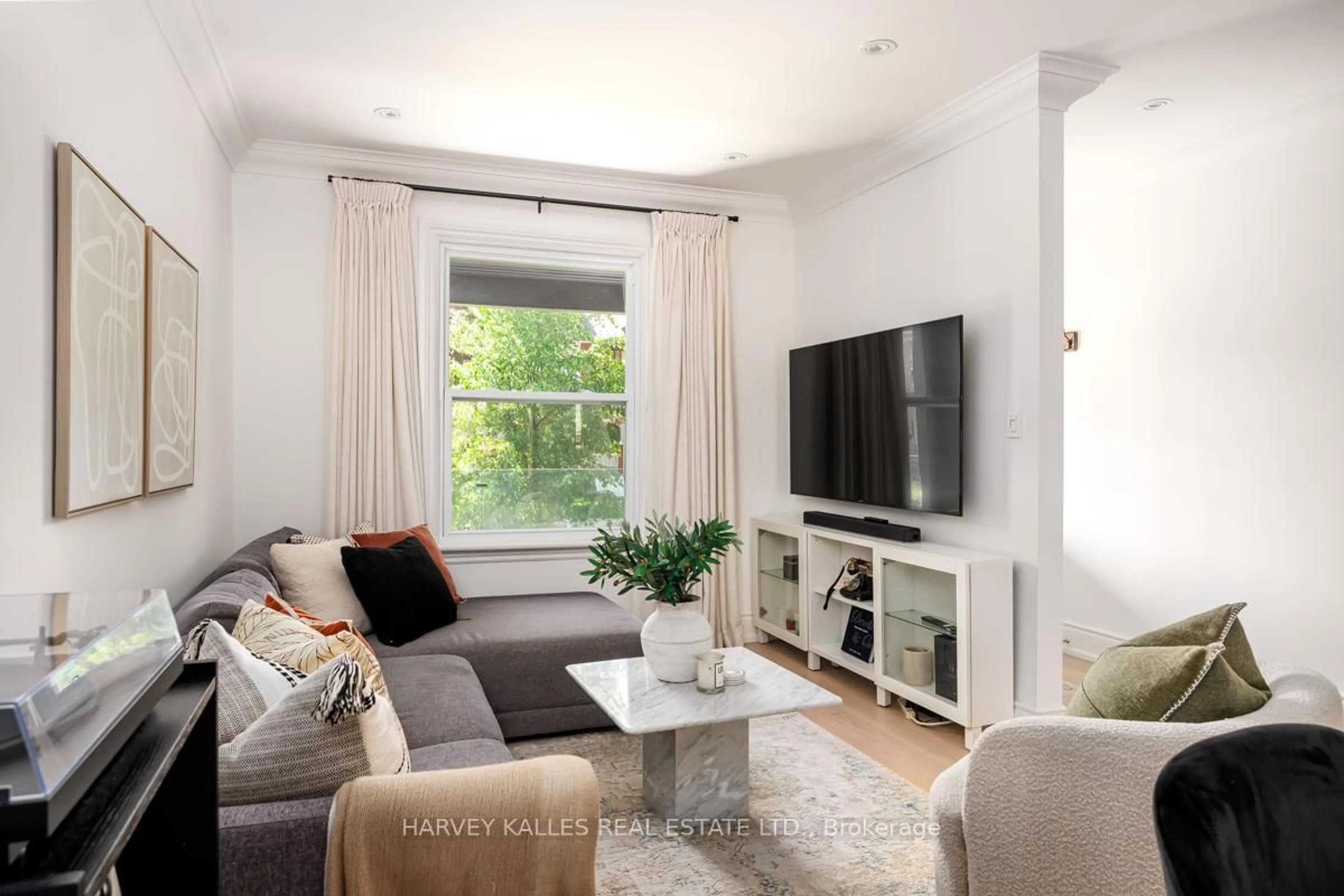Living room with furniture, unknown for 89 Gough Ave, Toronto Ontario M4K 3N9
