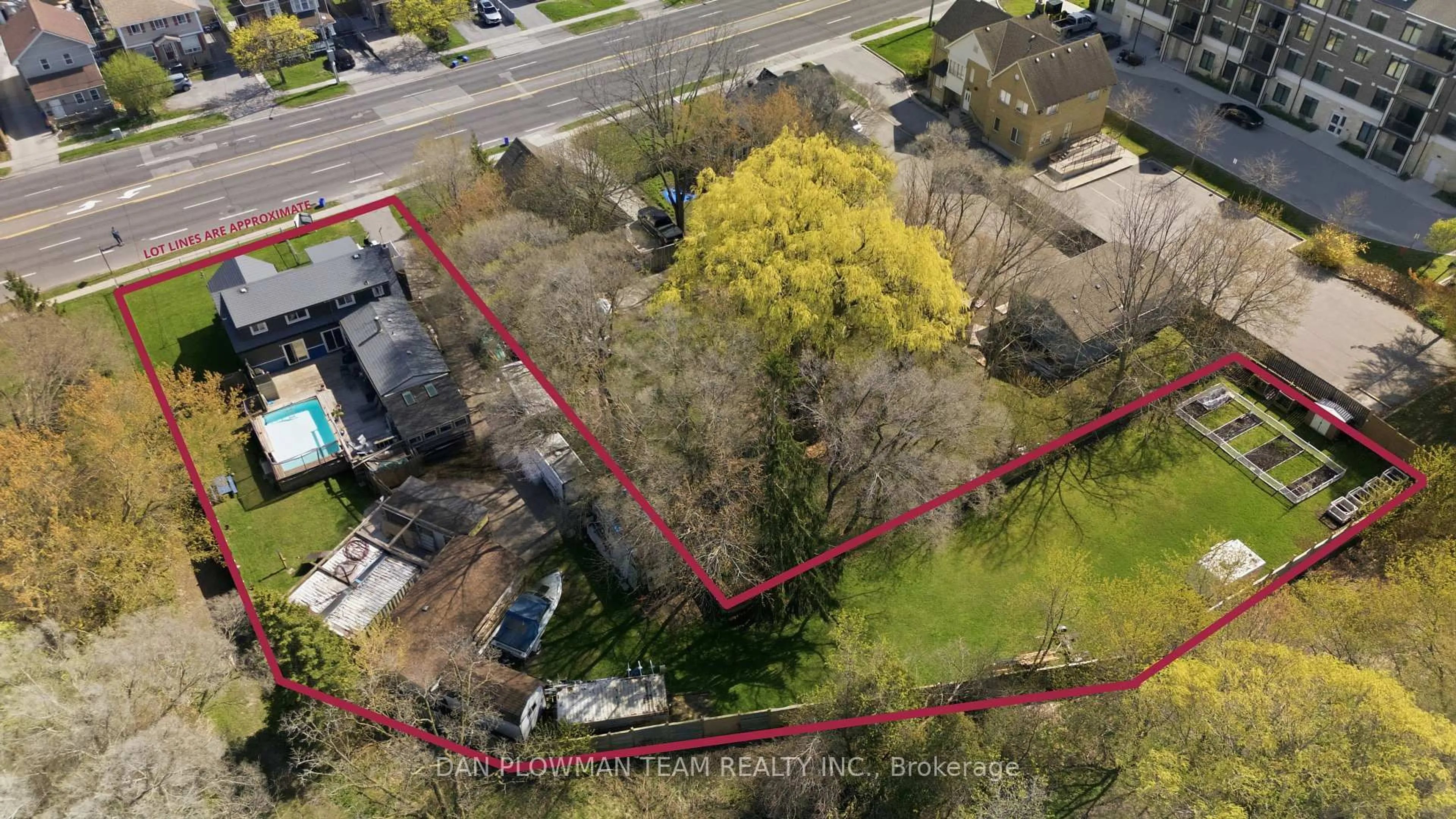 A pic from outside/outdoor area/front of a property/back of a property/a pic from drone, street for 678 King St, Oshawa Ontario L1J 2L3