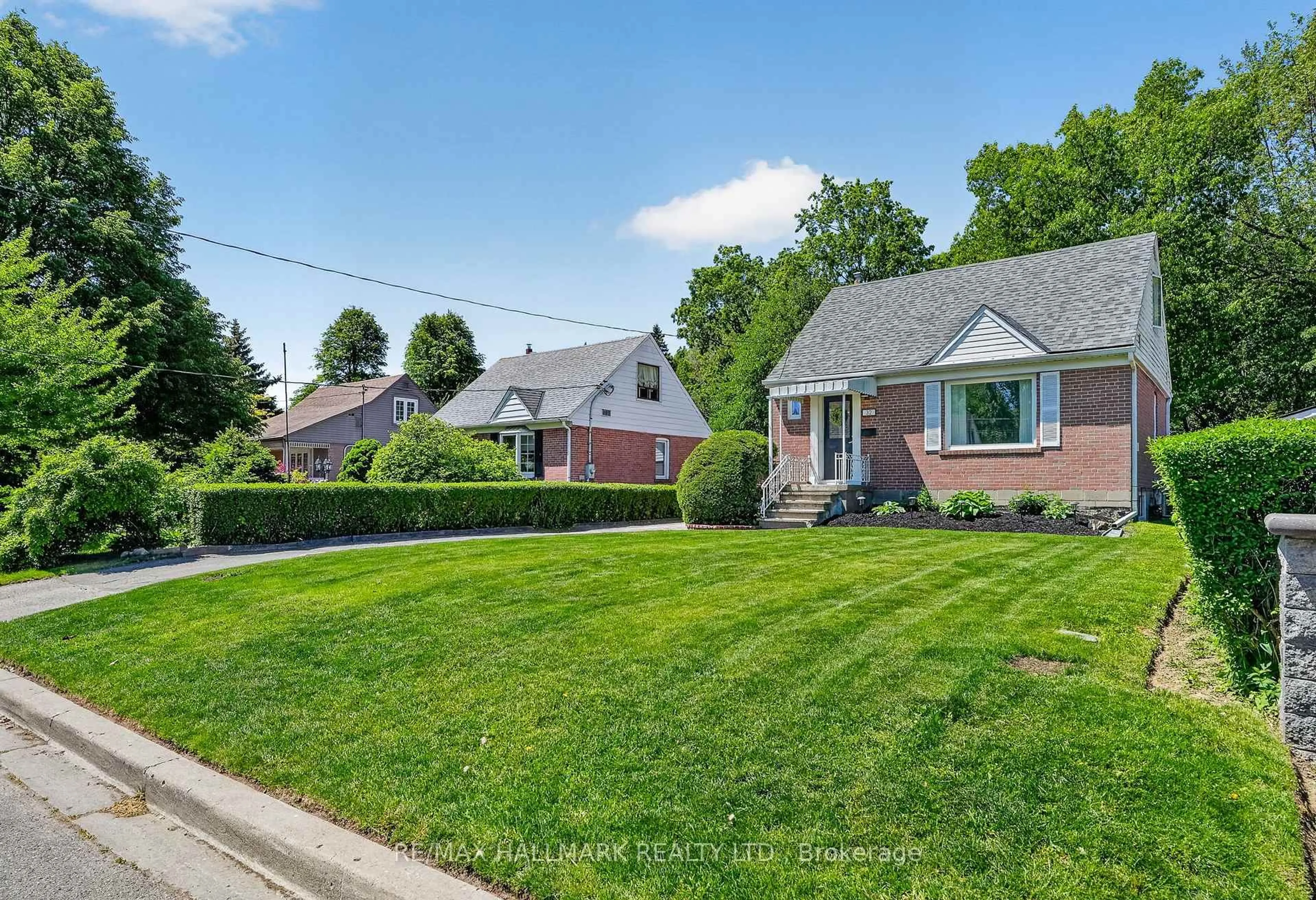 A pic from outside/outdoor area/front of a property/back of a property/a pic from drone, street for 32 Rockwood Dr, Toronto Ontario M1M 3N1